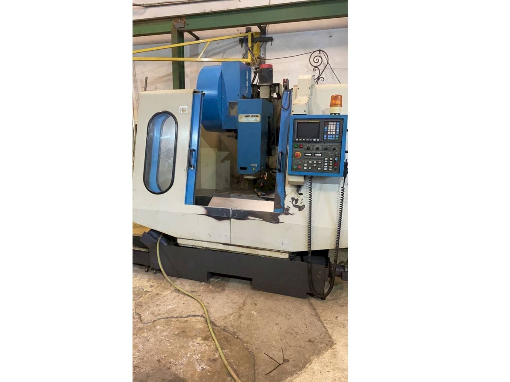 Johnford VMC 650A Mašinos vaizdas iš priekio