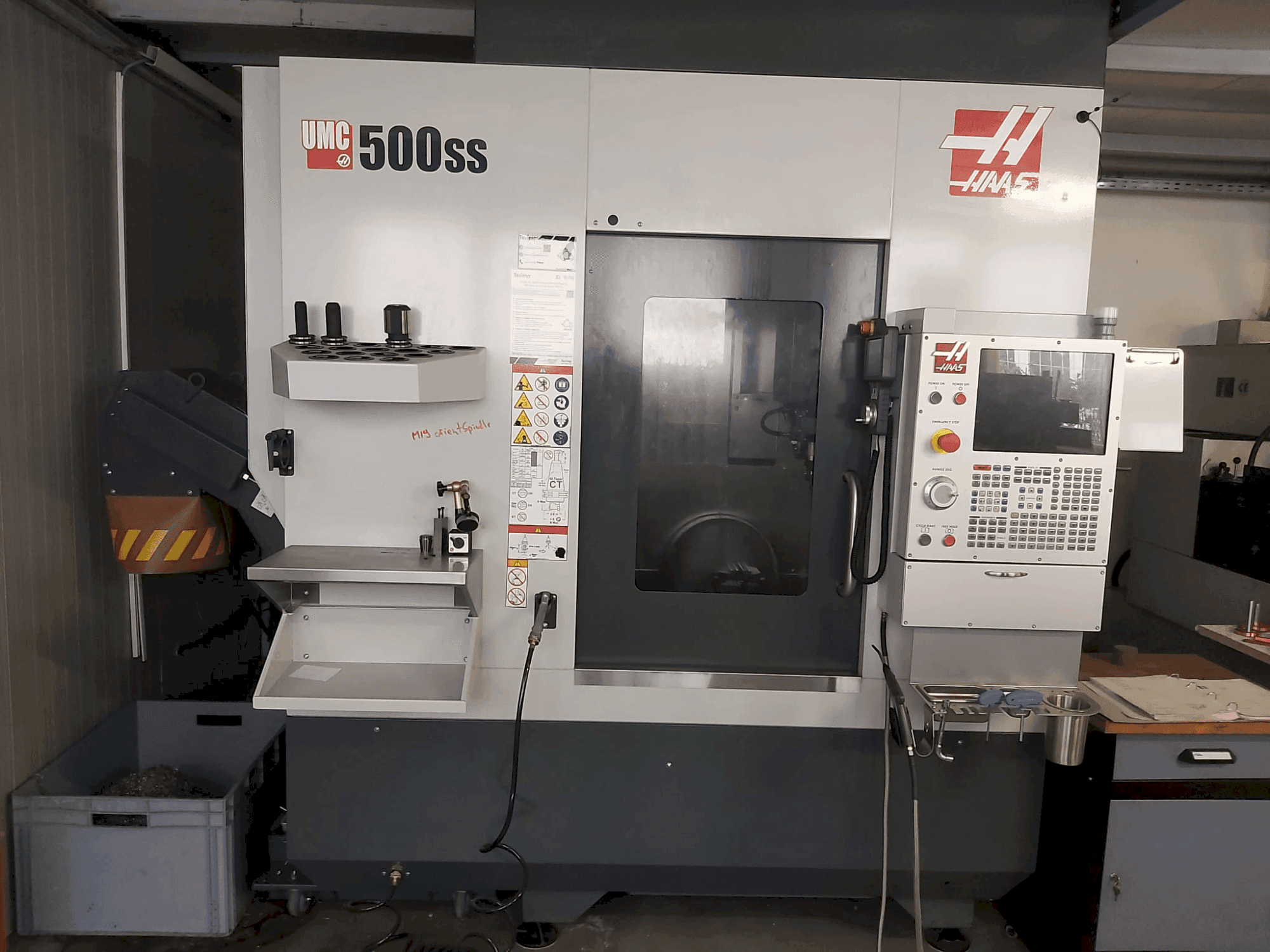 HAAS UMC-500SS Mašinos vaizdas iš priekio