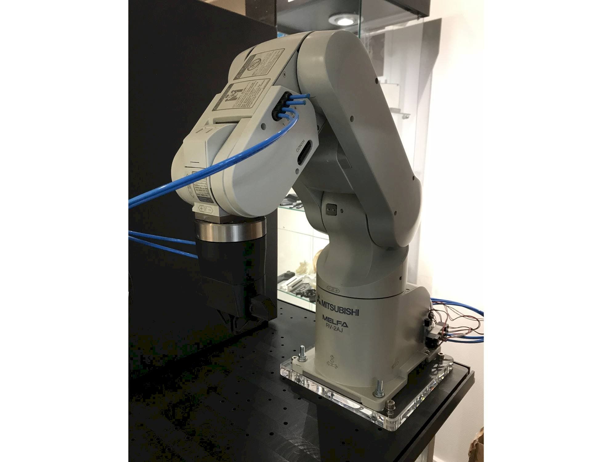 Mitsubishi RV-2AJ Mašinos vaizdas iš priekio