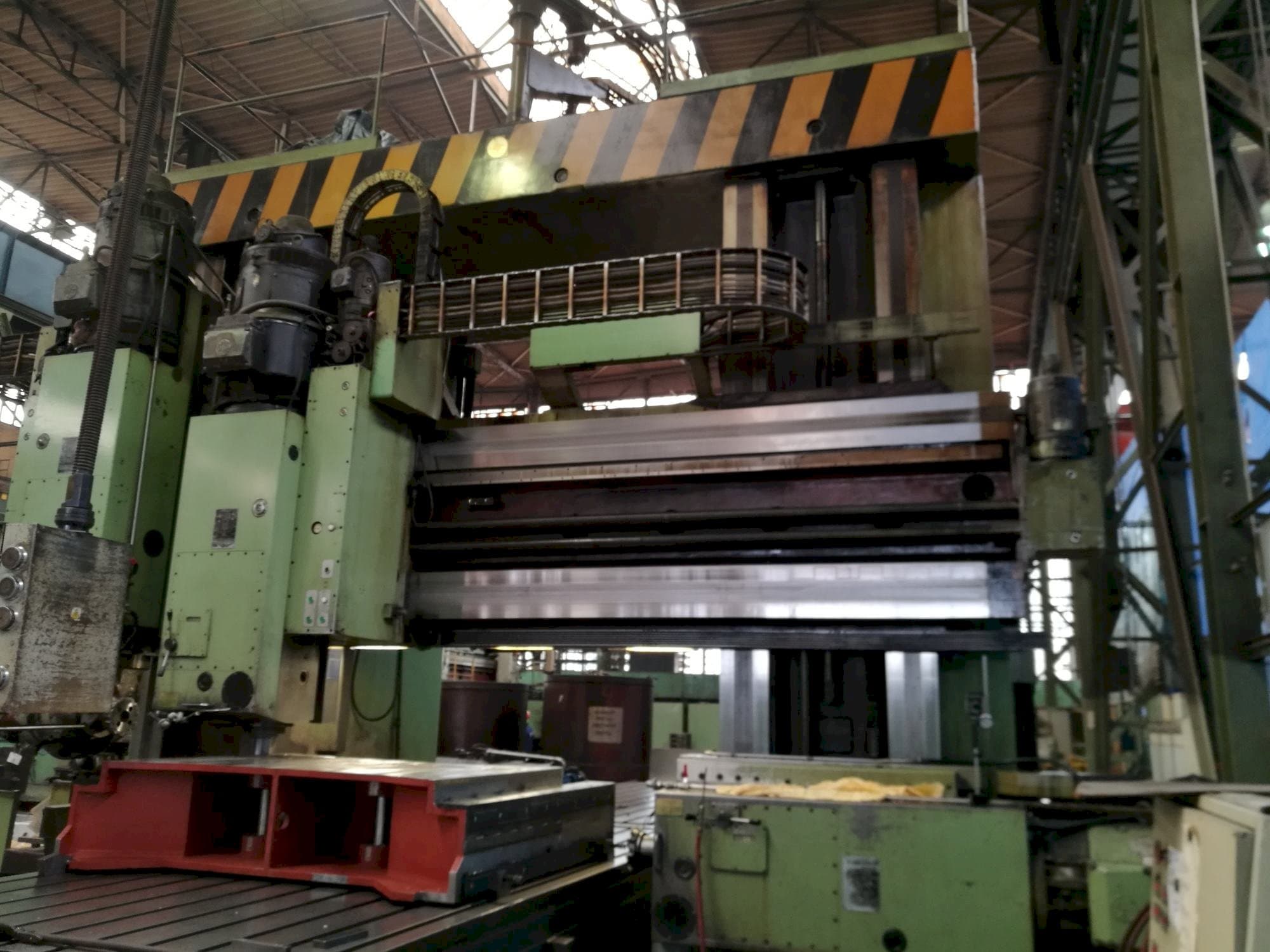 TOS FRV-D 20 x 40 Mašinos vaizdas iš priekio