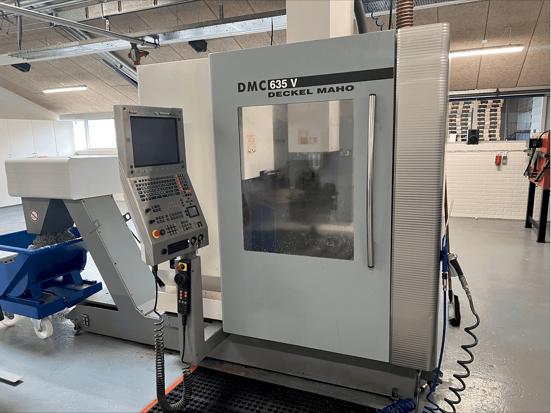 DMG MORI DMC 635V Mašinos vaizdas iš kairės pusės