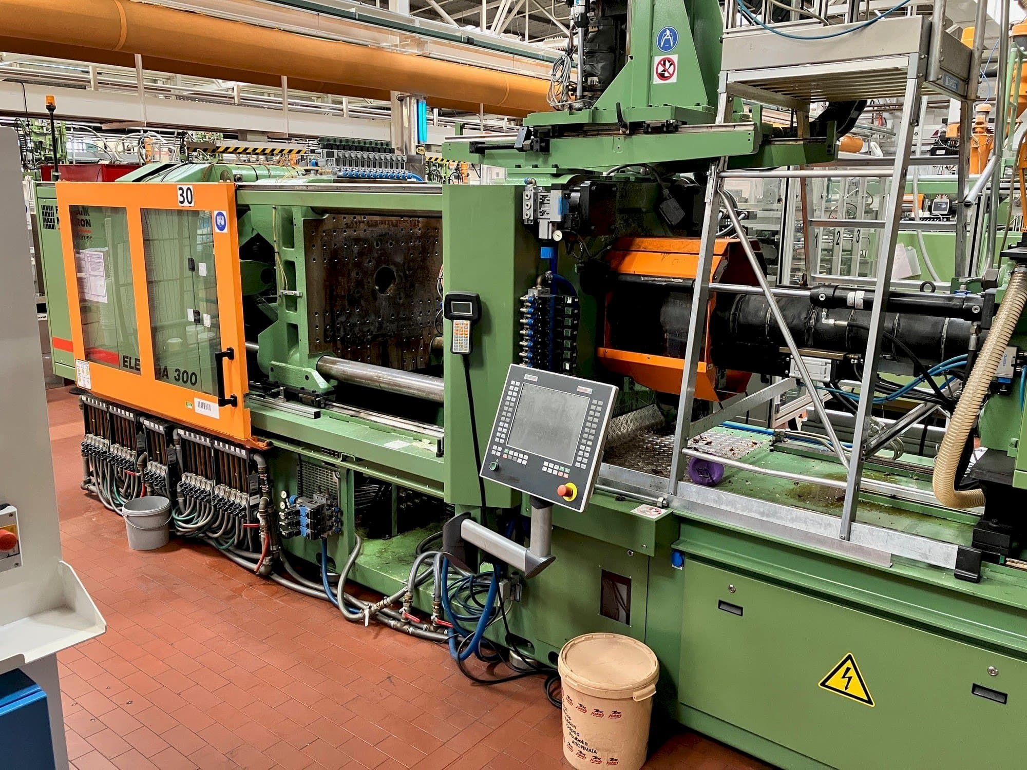 FERROMATIK MILACRON Europe Elektra 300 Mašinos vaizdas iš priekio