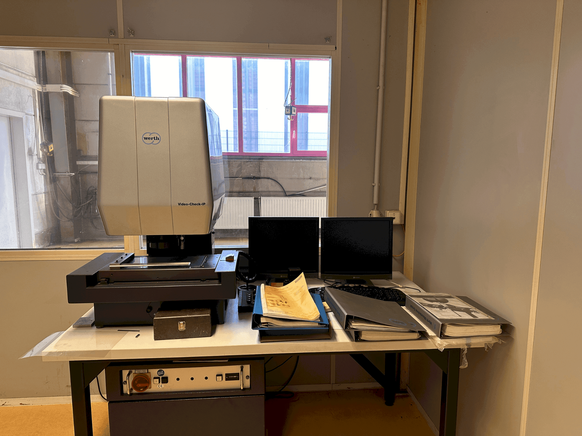 Werth Video-Check IP 250x125 3D CNC Mašinos vaizdas iš priekio