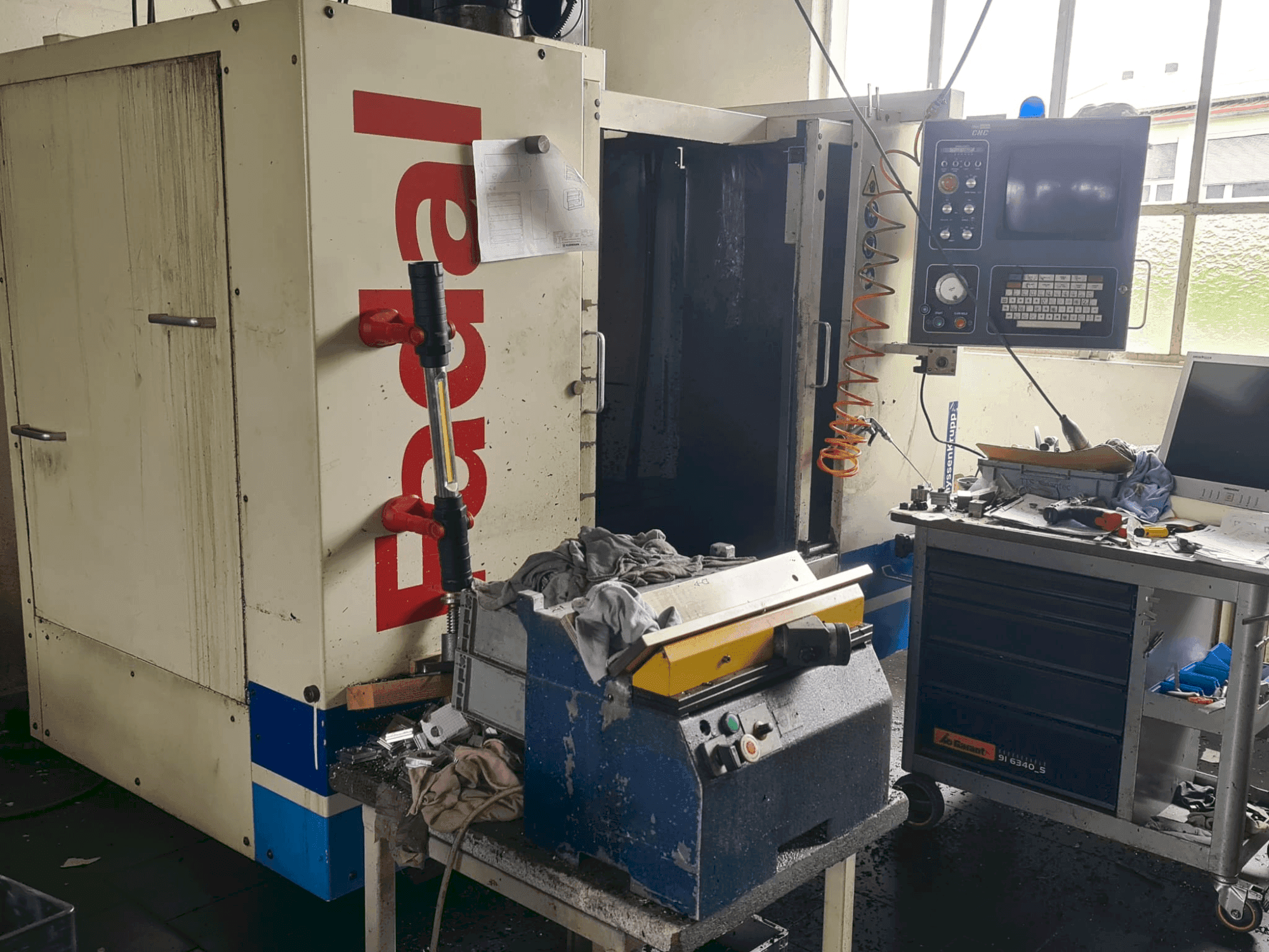 FADAL 910 Mašinos vaizdas iš priekio