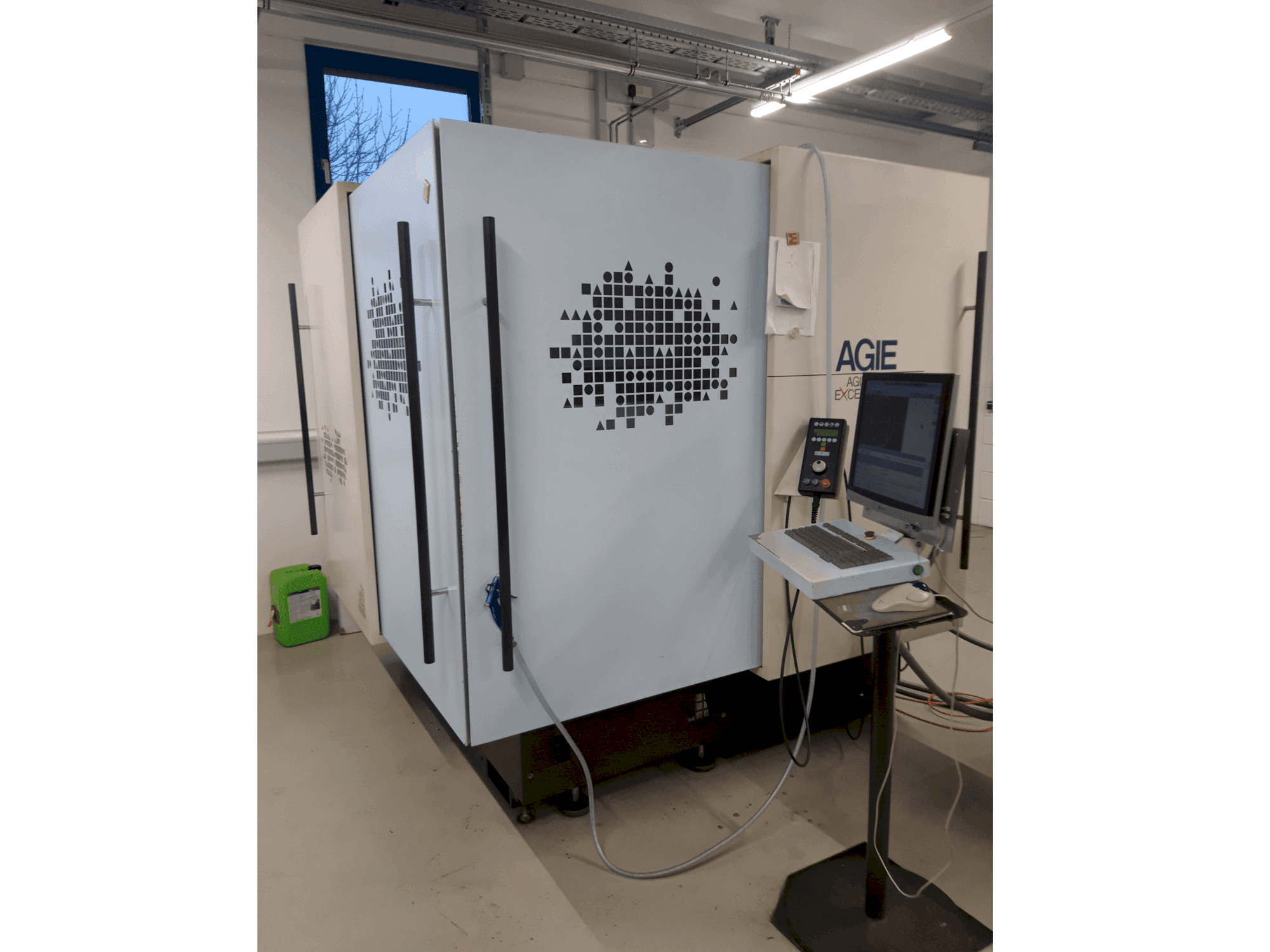 AGIE Agiecut Excellence 2F Mašinos vaizdas iš priekio