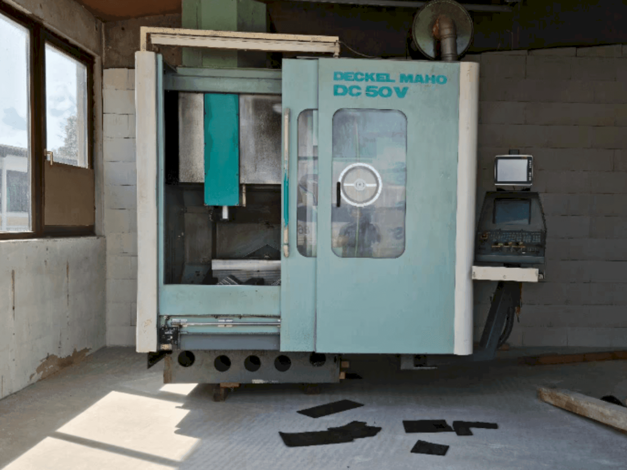 DECKEL MAHO DC 50 V Mašinos vaizdas iš priekio