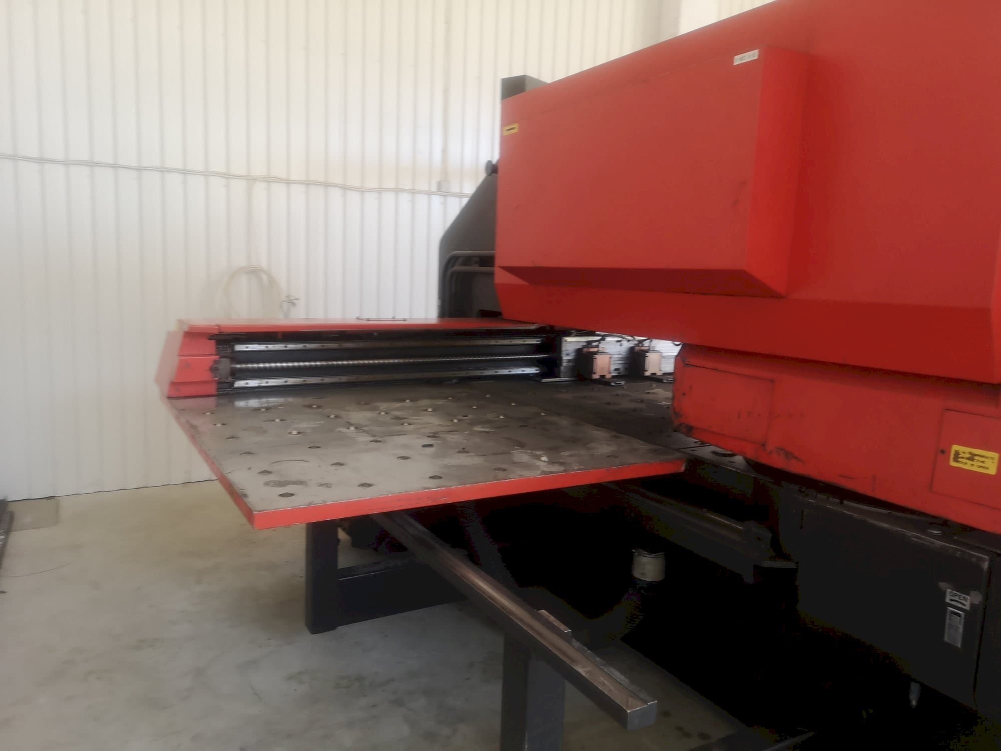 AMADA  Mašinos vaizdas iš priekio