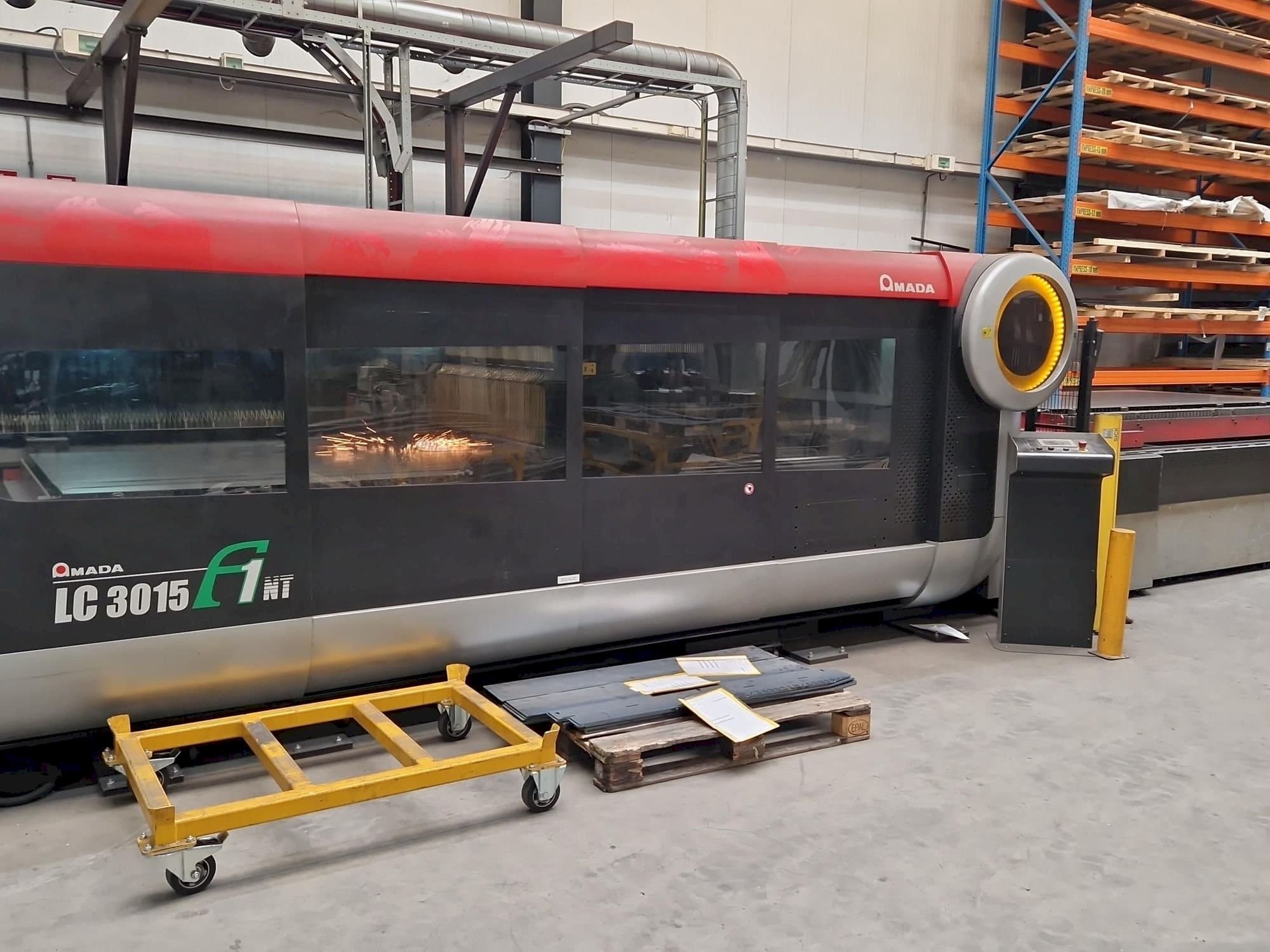 AMADA LC3015 F1 NT Mašinos vaizdas iš priekio