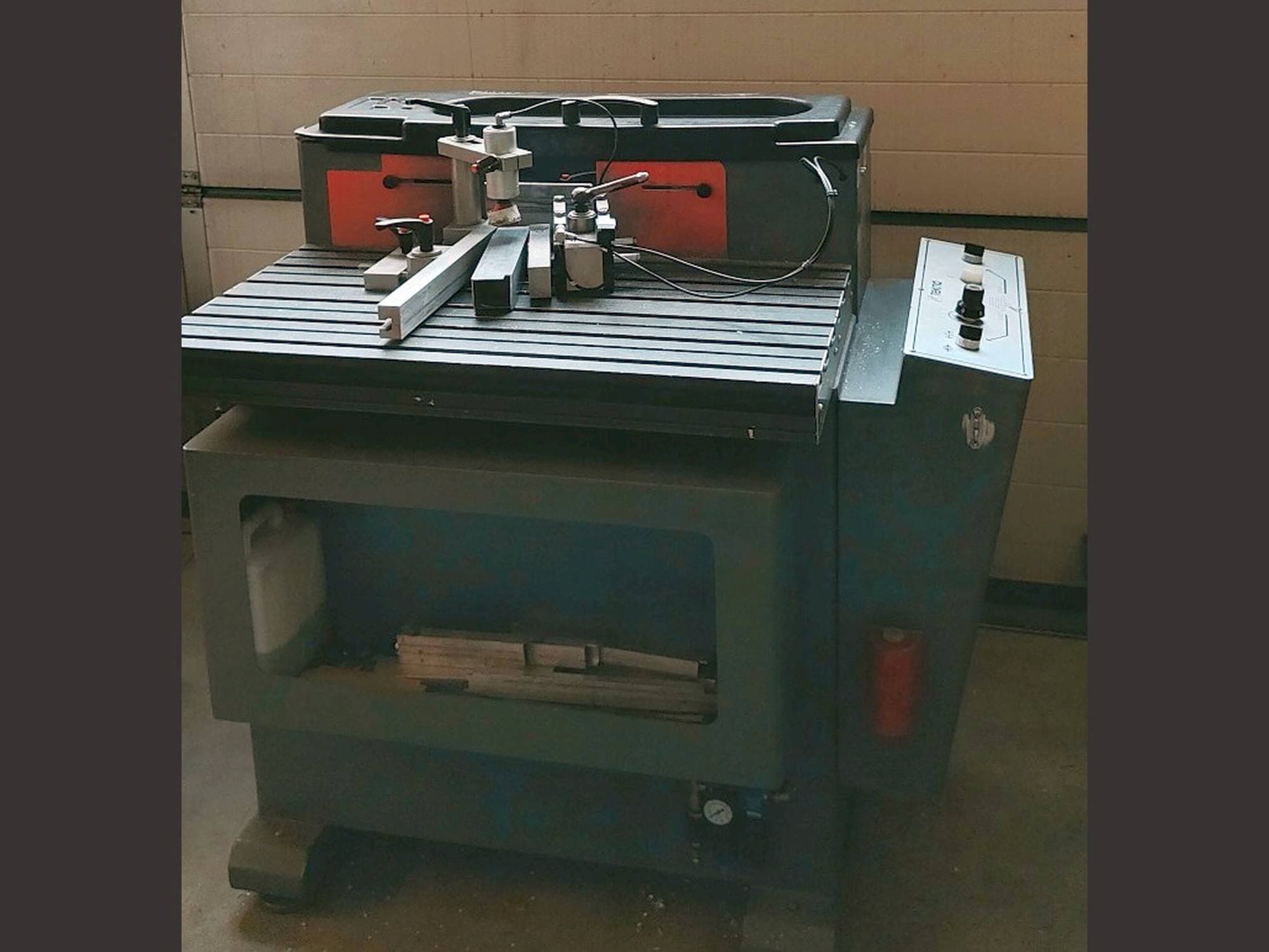 Tekna TK661 Mašinos vaizdas iš kairės pusės