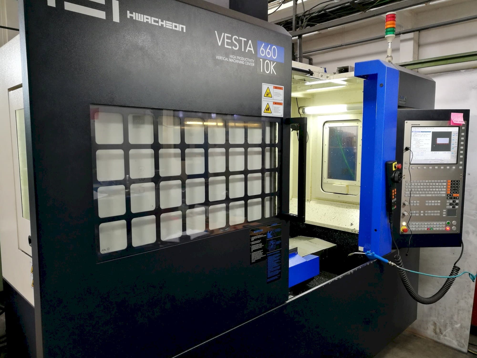 HWACHEON Vesta-600 Mašinos vaizdas iš priekio