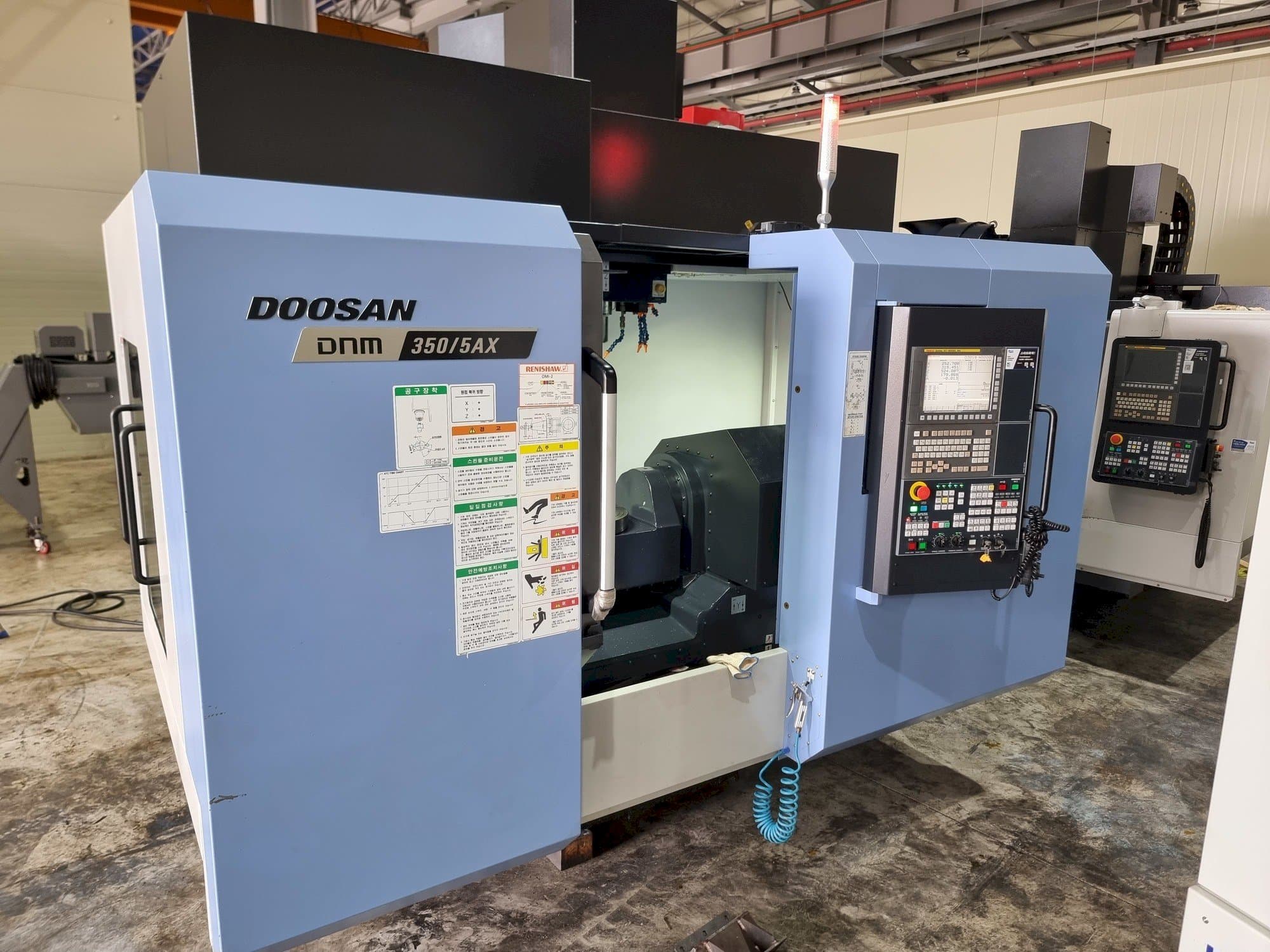 Doosan DNM350/5AX Mašinos vaizdas iš priekio
