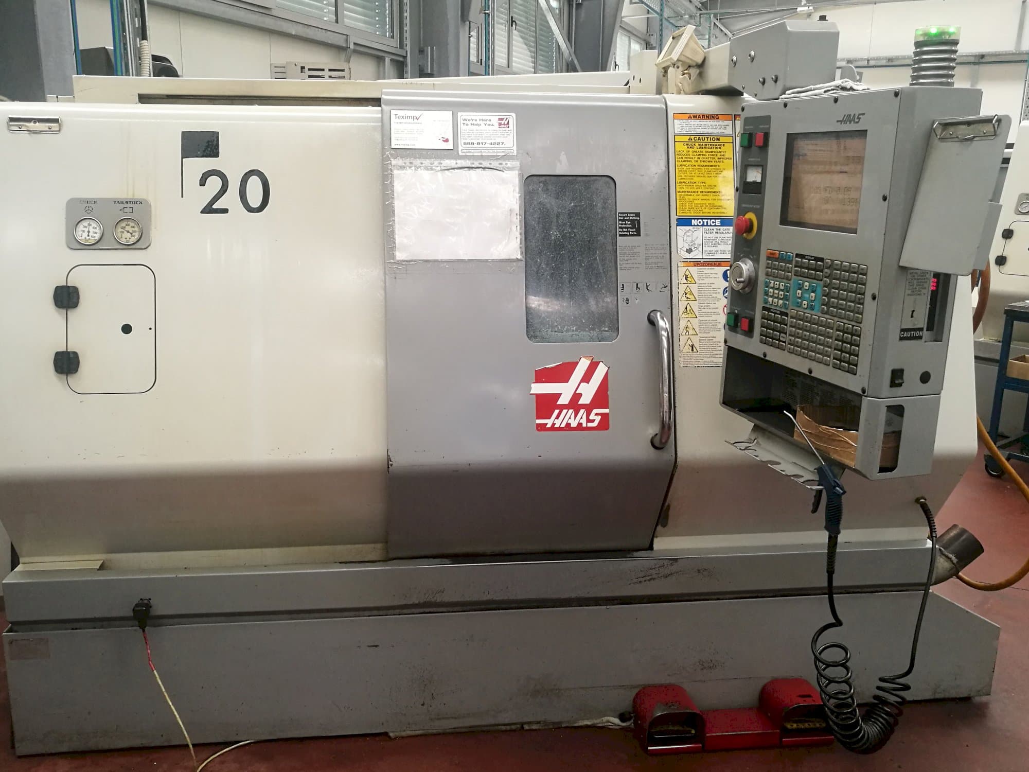 HAAS SL-20THE Mašinos vaizdas iš priekio