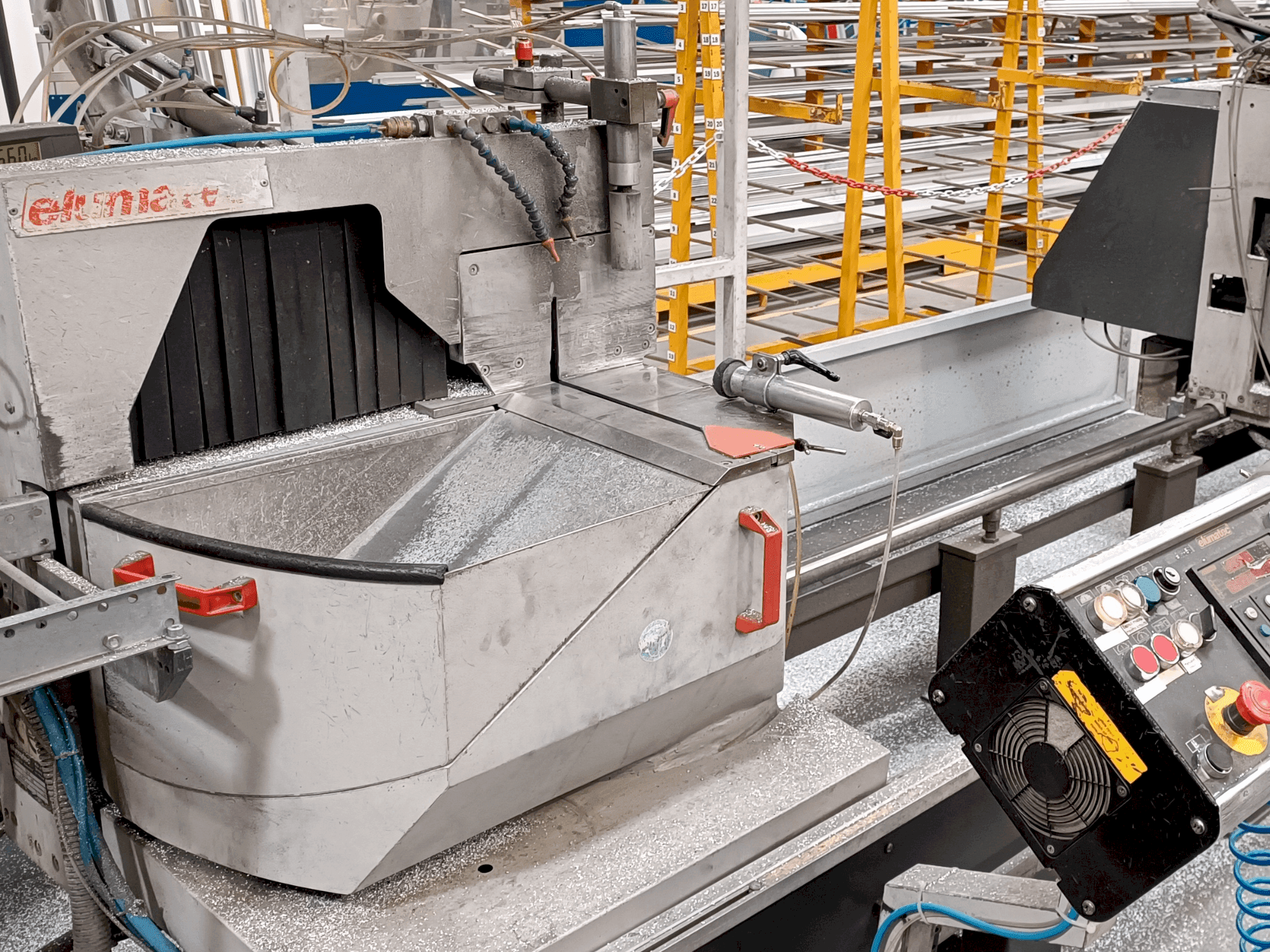 Elumatec DG 104/02 E255 Mašinos vaizdas iš priekio