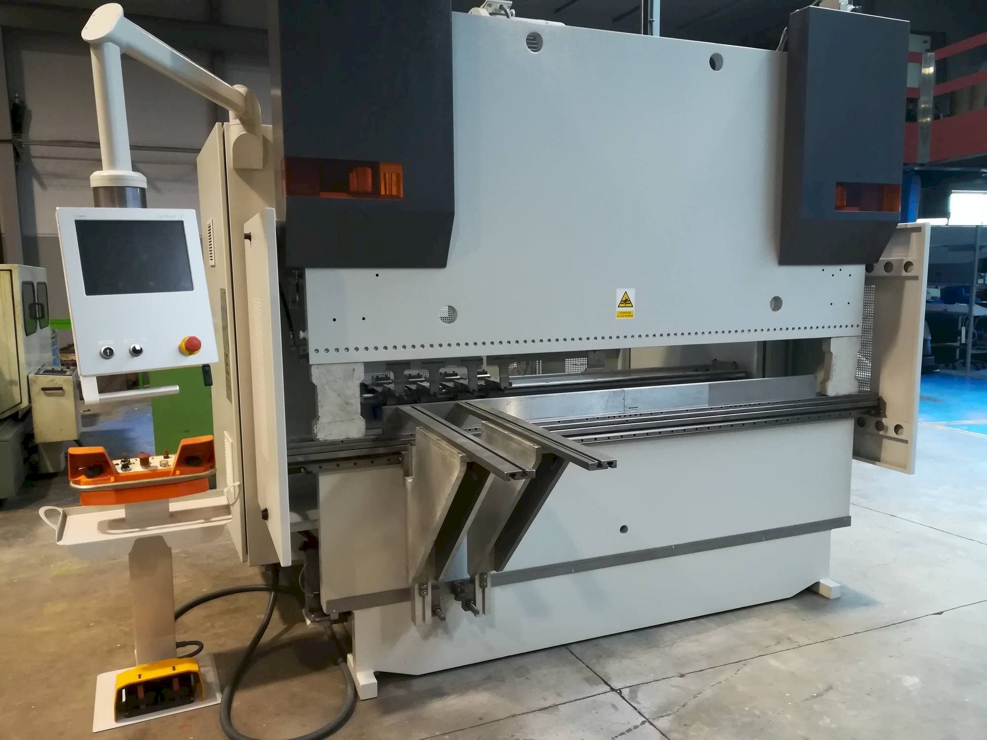 LVD LVD PPEB 80/25 CAD-CNC Mašinos vaizdas iš priekio