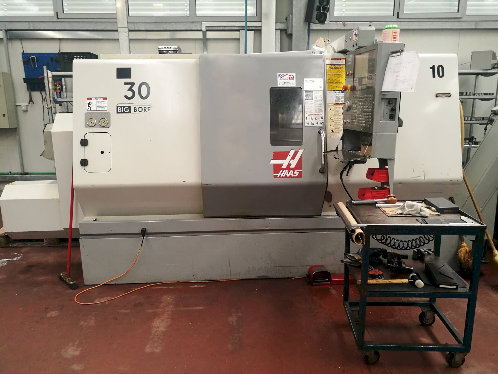 HAAS SL-30THBE Mašinos vaizdas iš priekio