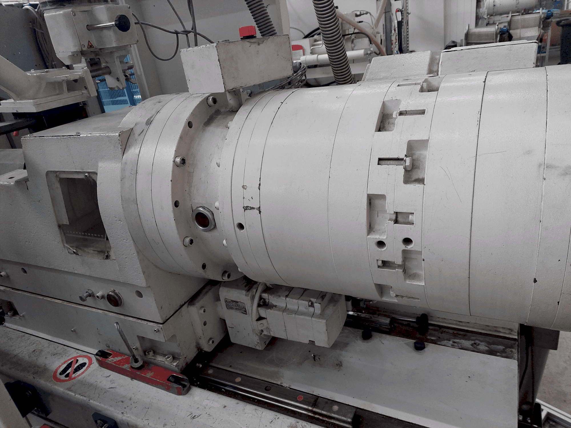 Krauss Maffei 80-180 EX Mašinos vaizdas iš priekio