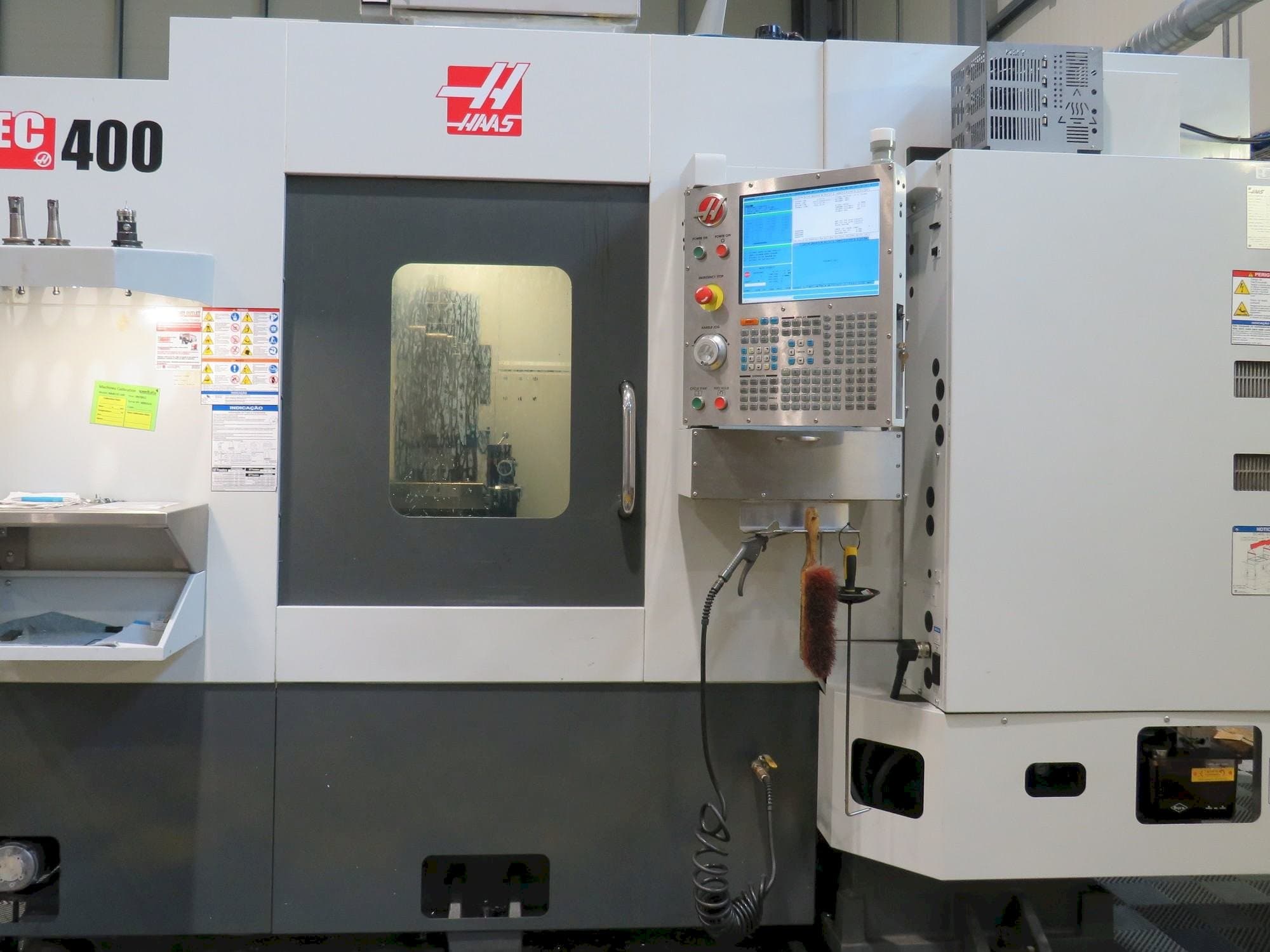 HAAS EC-400 Mašinos vaizdas iš priekio