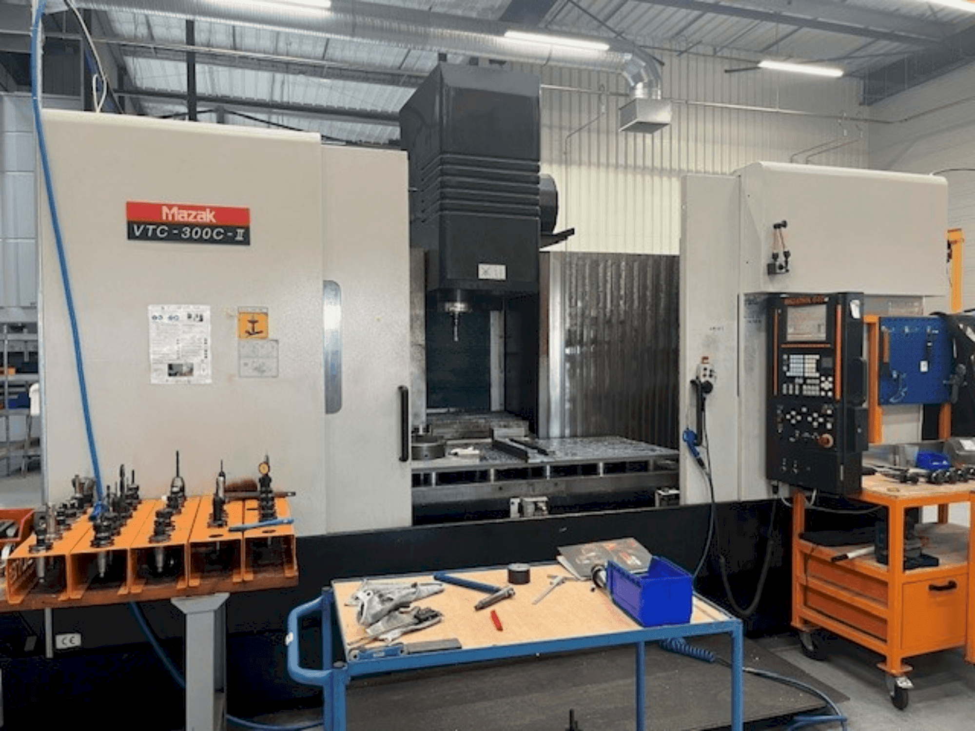 Mazak VTC-300C-II Mašinos vaizdas iš priekio