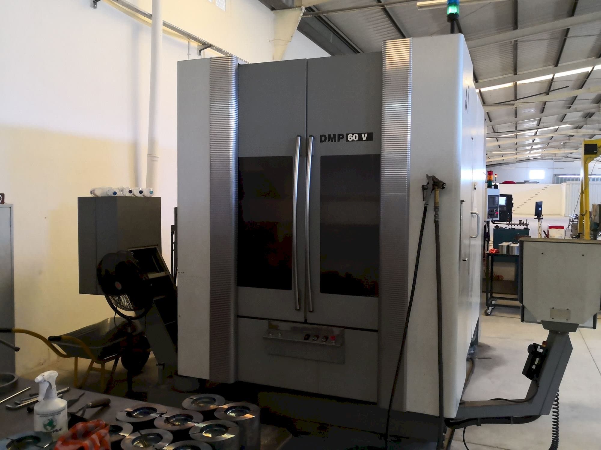 DECKEL MAHO DMP 60V Mašinos vaizdas iš priekio