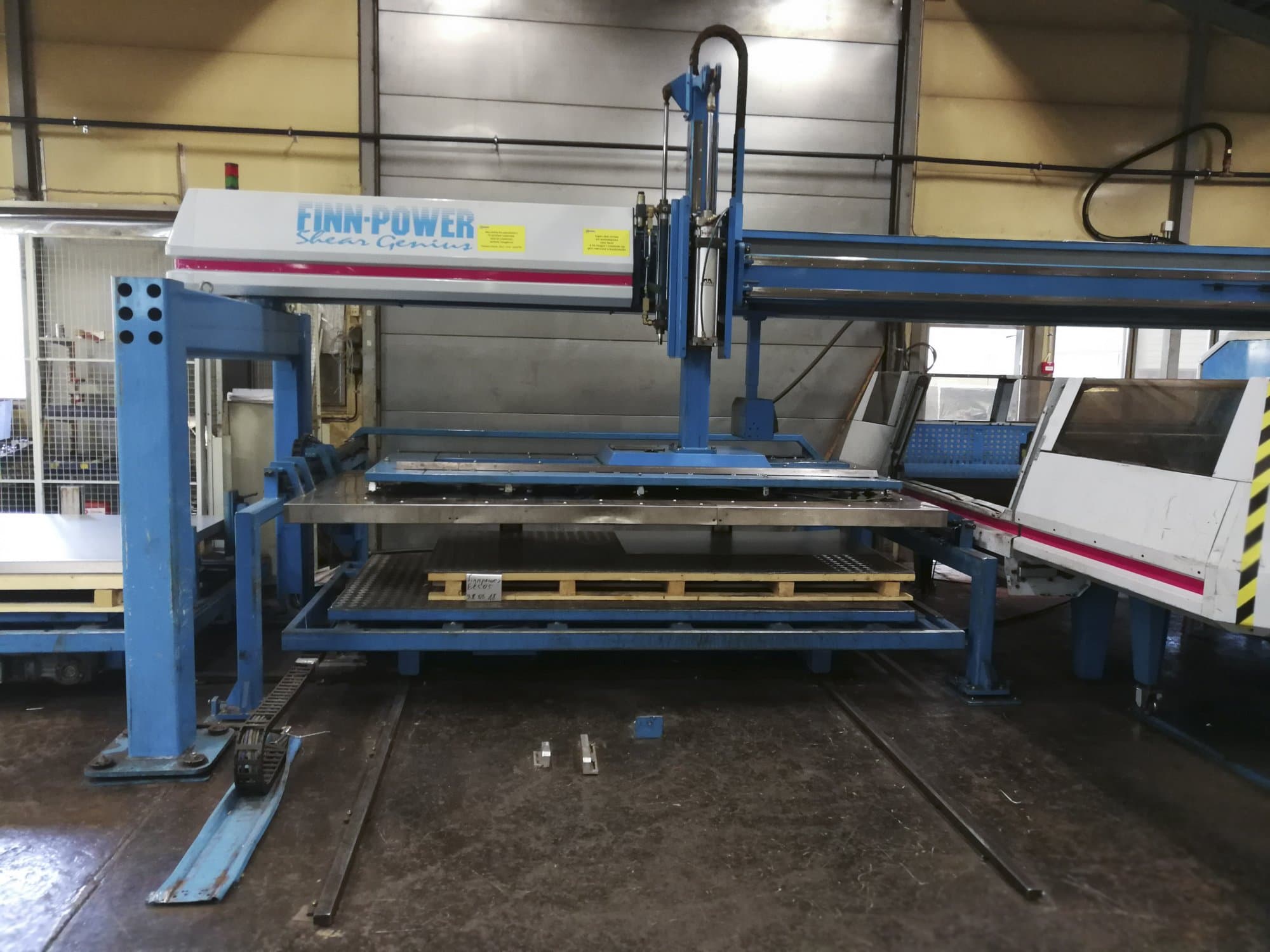 Finn-Power TRS 6 SBU Mašinos vaizdas iš priekio