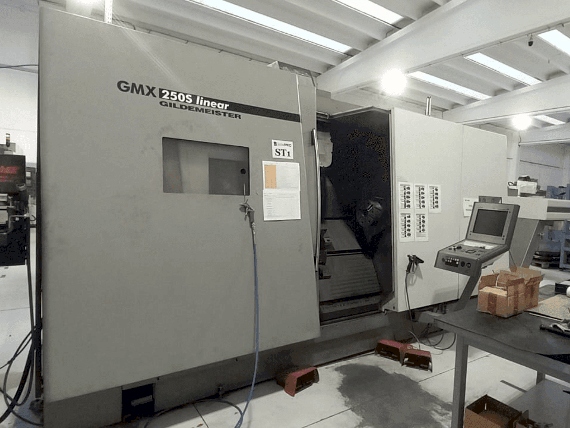 Gildemeister GMX 250S Linear Mašinos vaizdas iš priekio