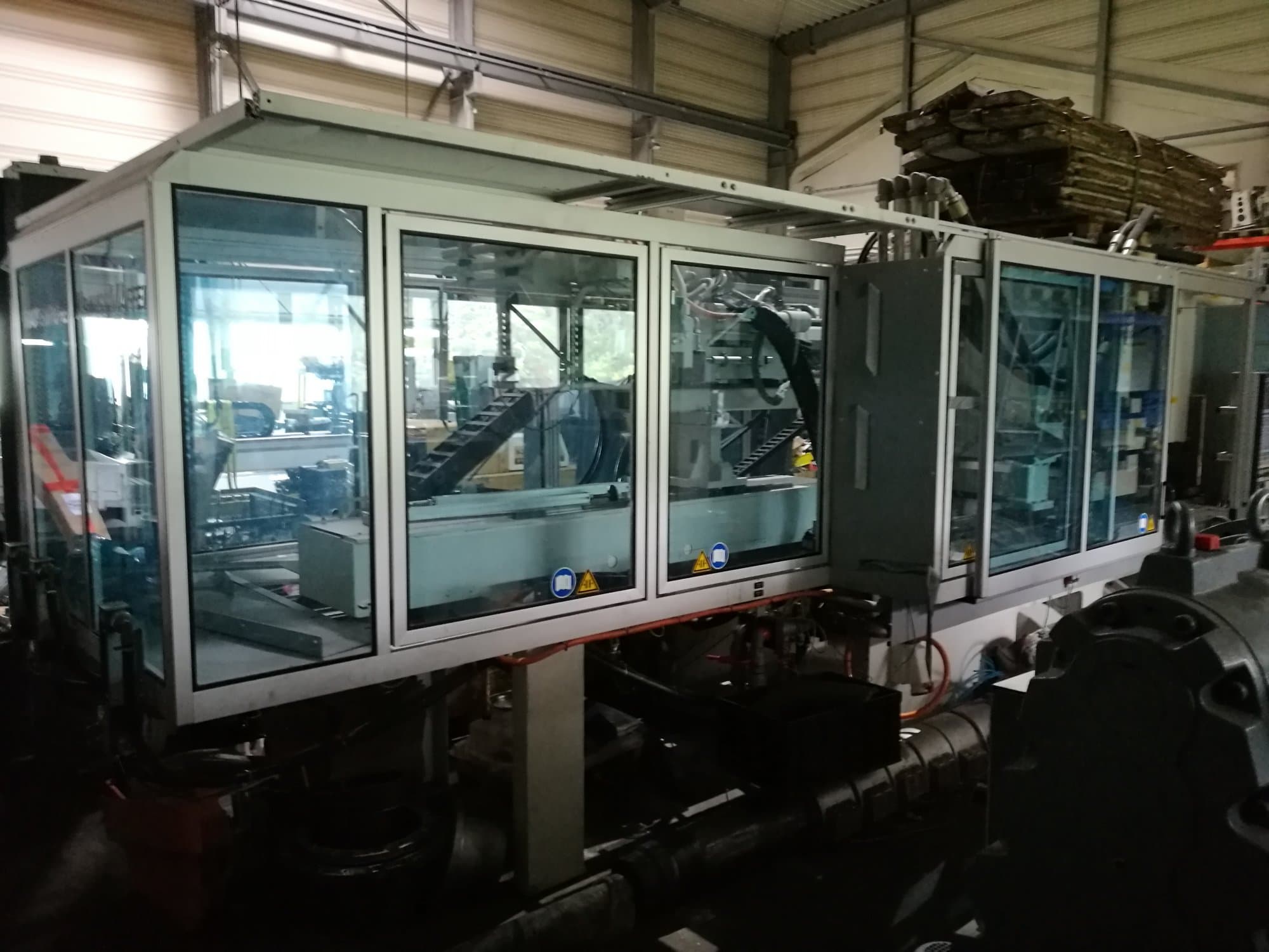 Krauss Maffei 280-700-700 C3 Twin Mašinos vaizdas iš priekio