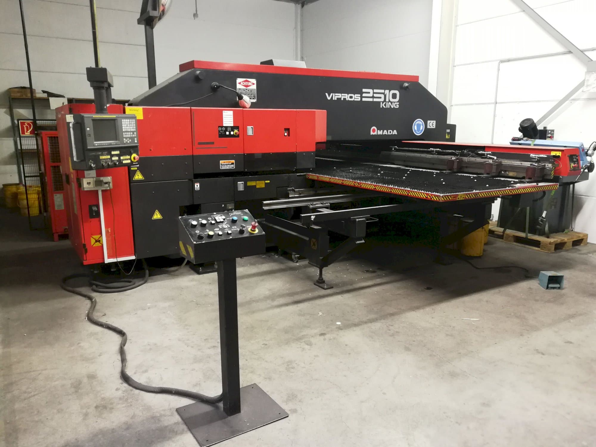 AMADA Vipros 2510 King Mašinos vaizdas iš priekio