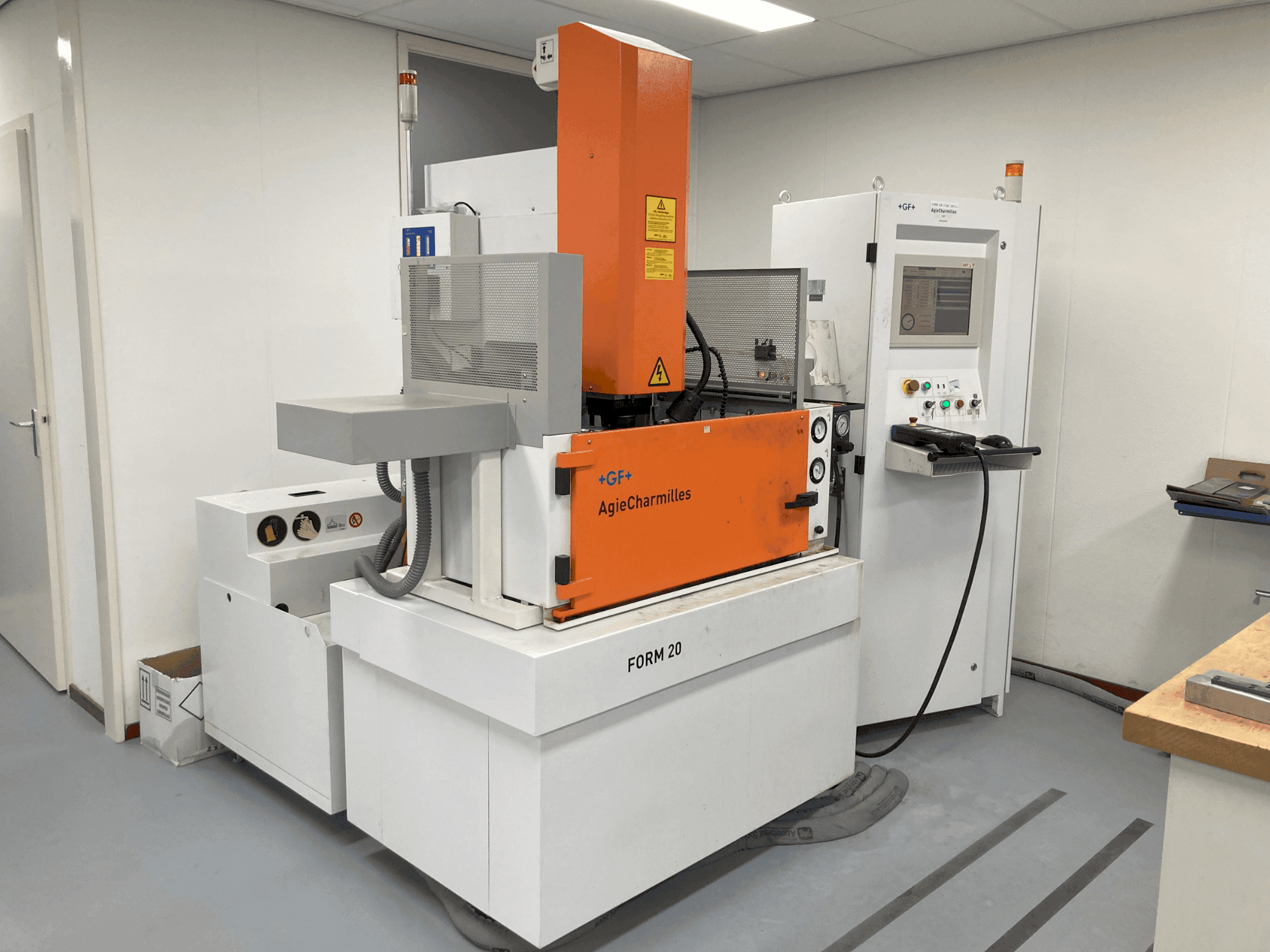 AgieCharmilles CABINET FORM20 Mašinos vaizdas iš priekio