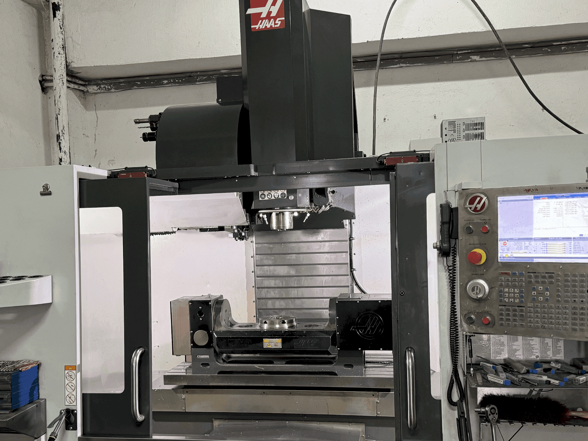 HAAS VF-5/40TR Mašinos vaizdas iš priekio