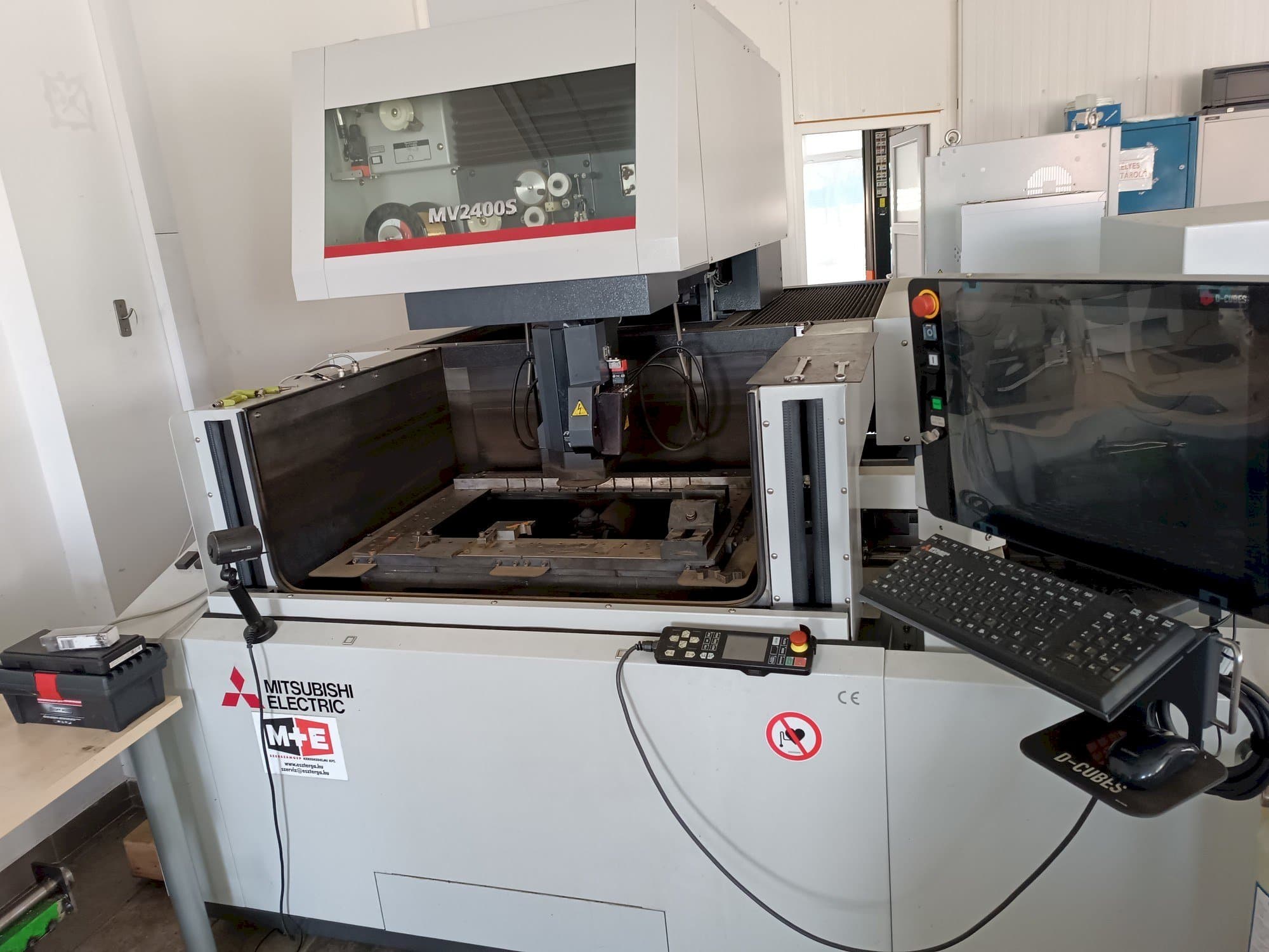 Mitsubishi MV2400S Mašinos vaizdas iš priekio