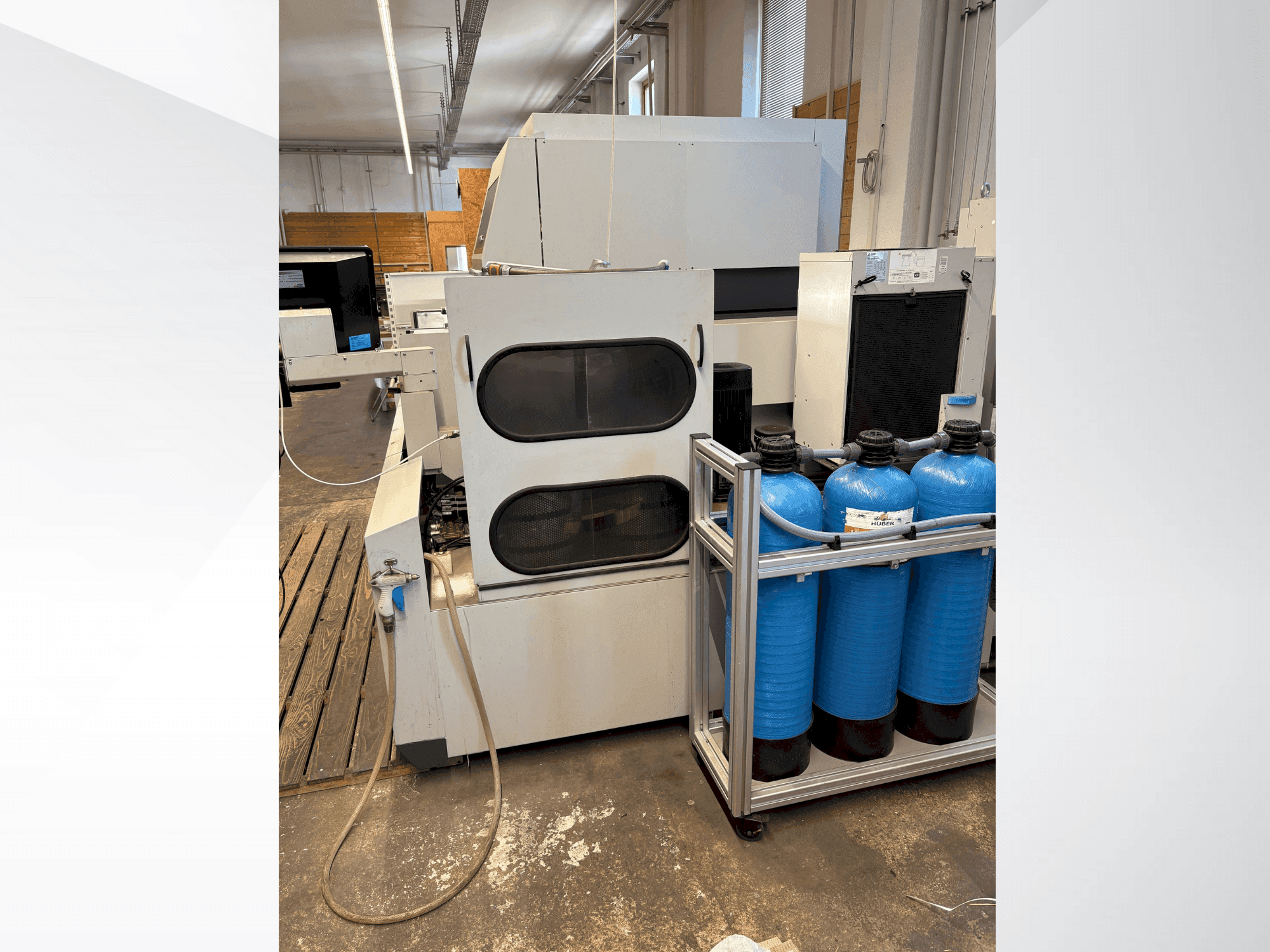 Mitsubishi MV2400S Mašinos vaizdas iš priekio