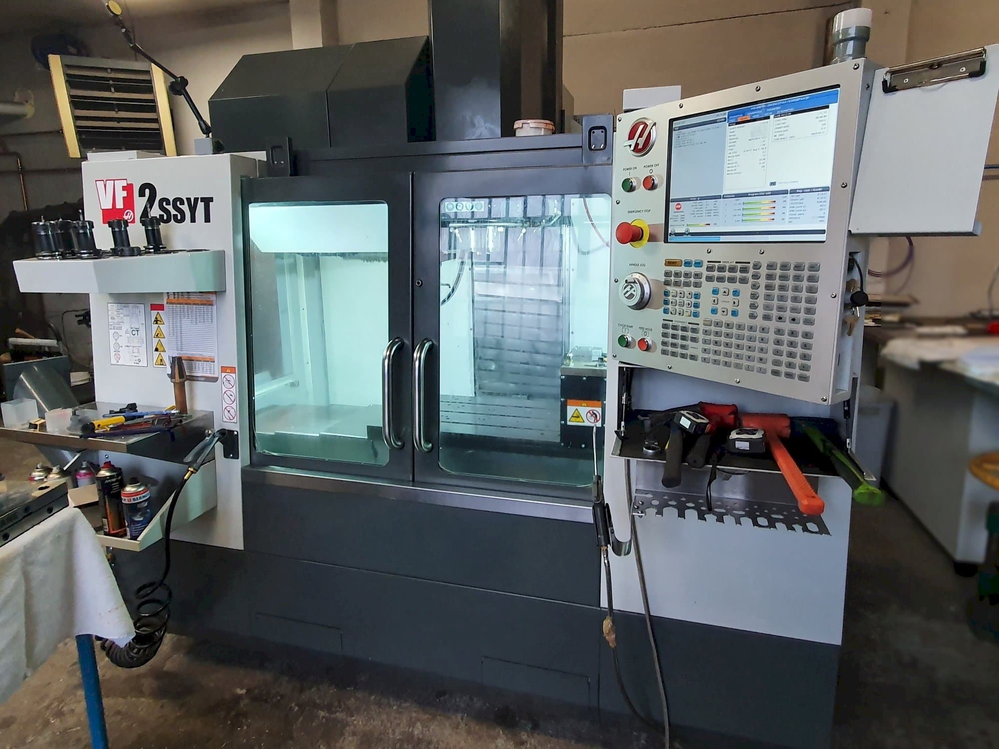 HAAS VF-2SSYT Mašinos vaizdas iš priekio