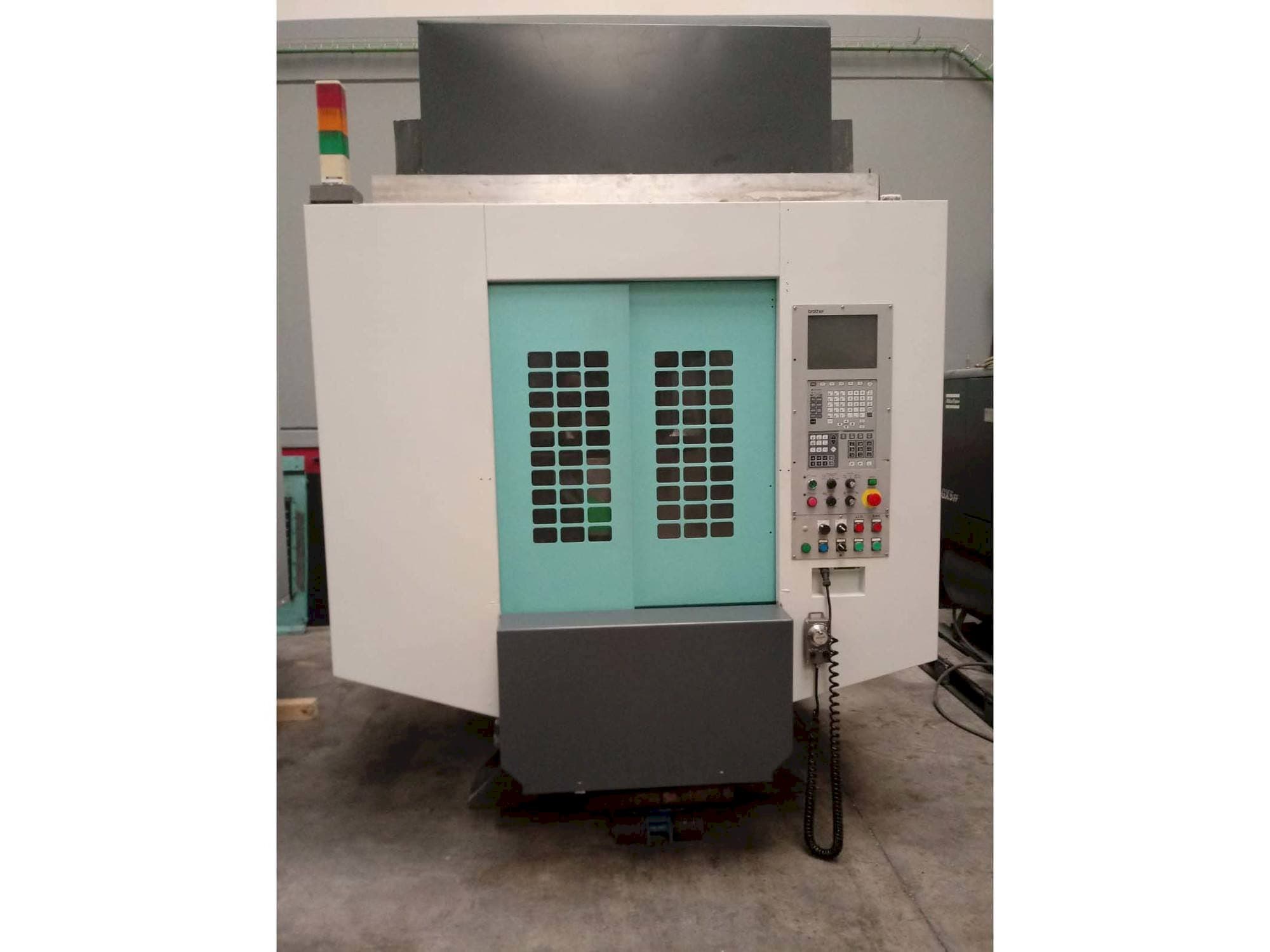 Brother TC-S2DN-O Mašinos vaizdas iš priekio