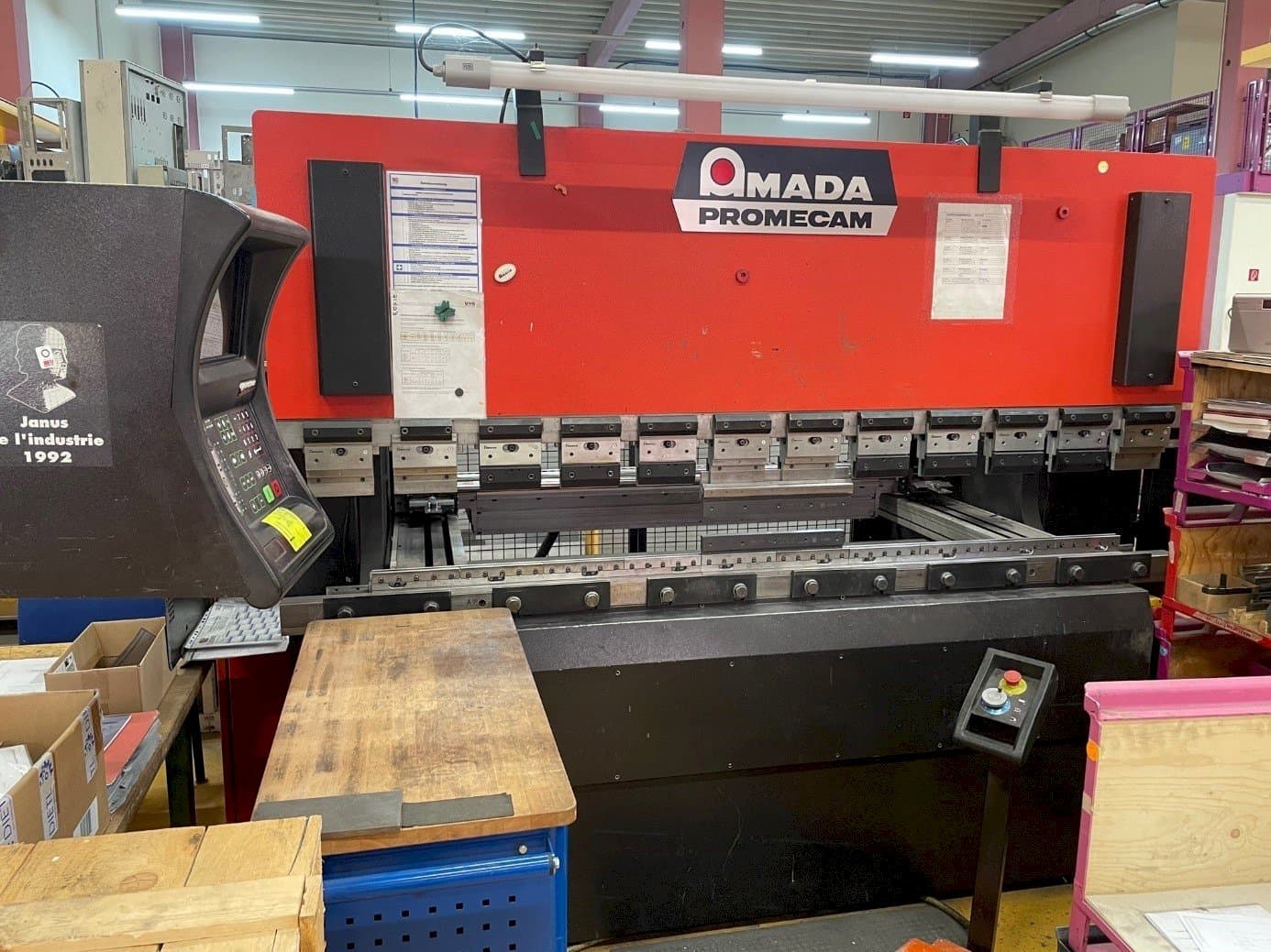 AMADA APX 80-25 Mašinos vaizdas iš priekio