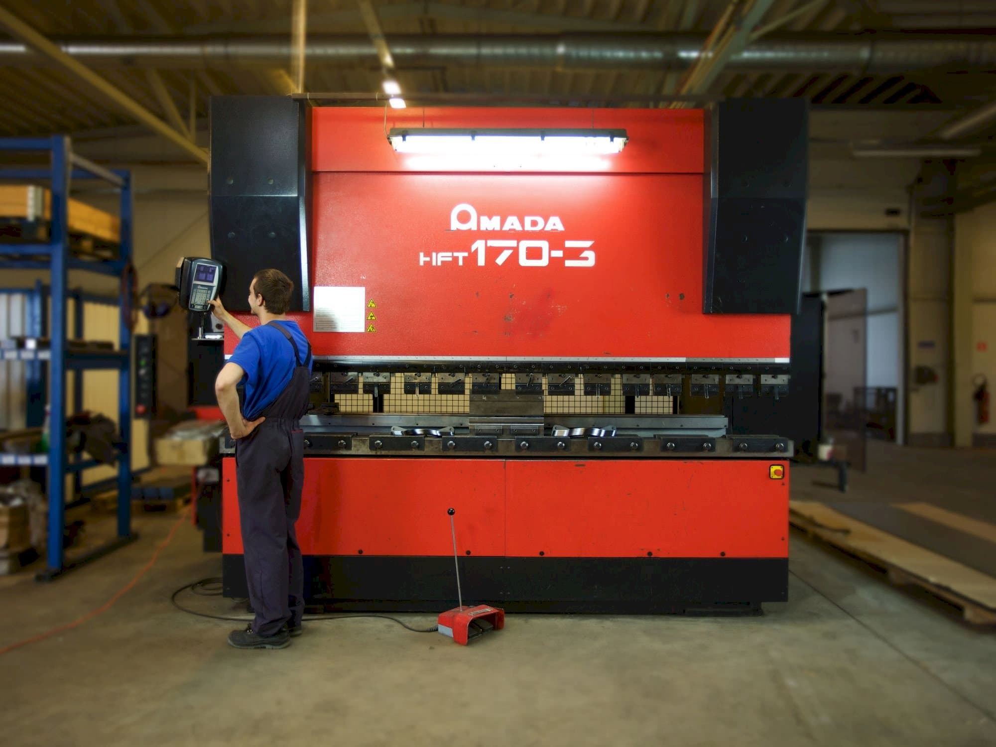 AMADA HFT 170-3 Mašinos vaizdas iš priekio