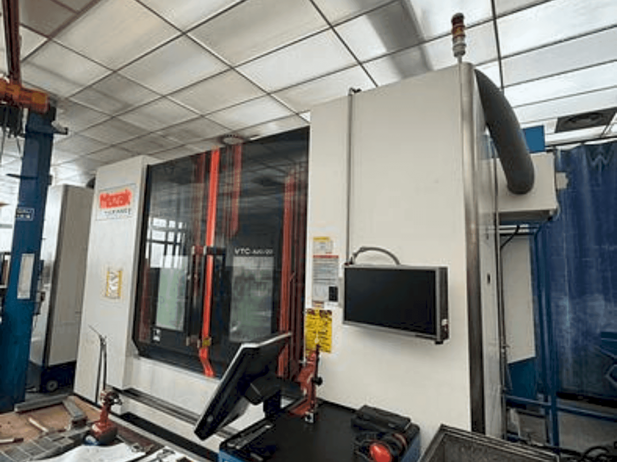 Mazak VTC 820/20 Mašinos vaizdas iš priekio