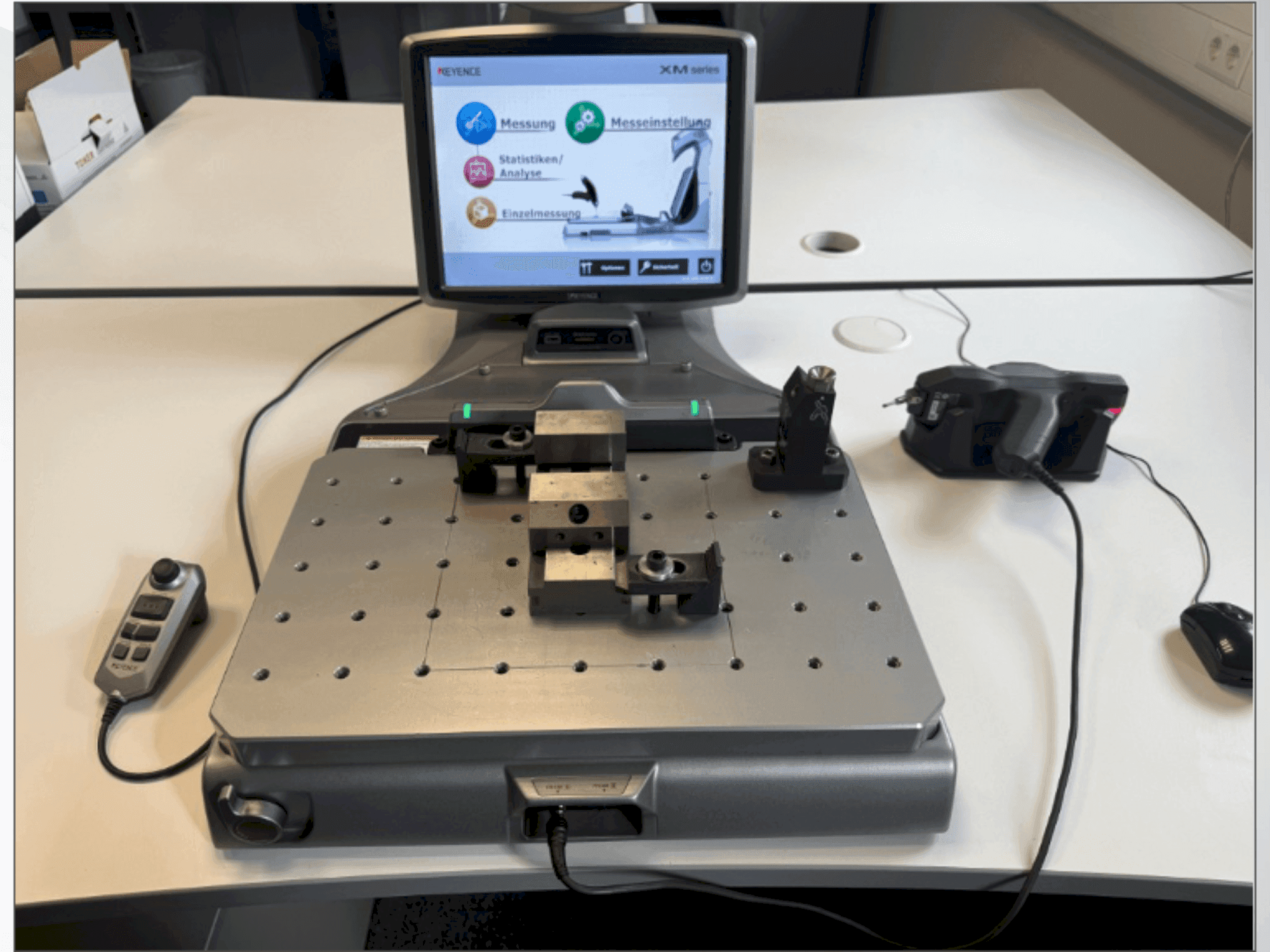 KEYENCE XM-1200 Mašinos vaizdas iš priekio