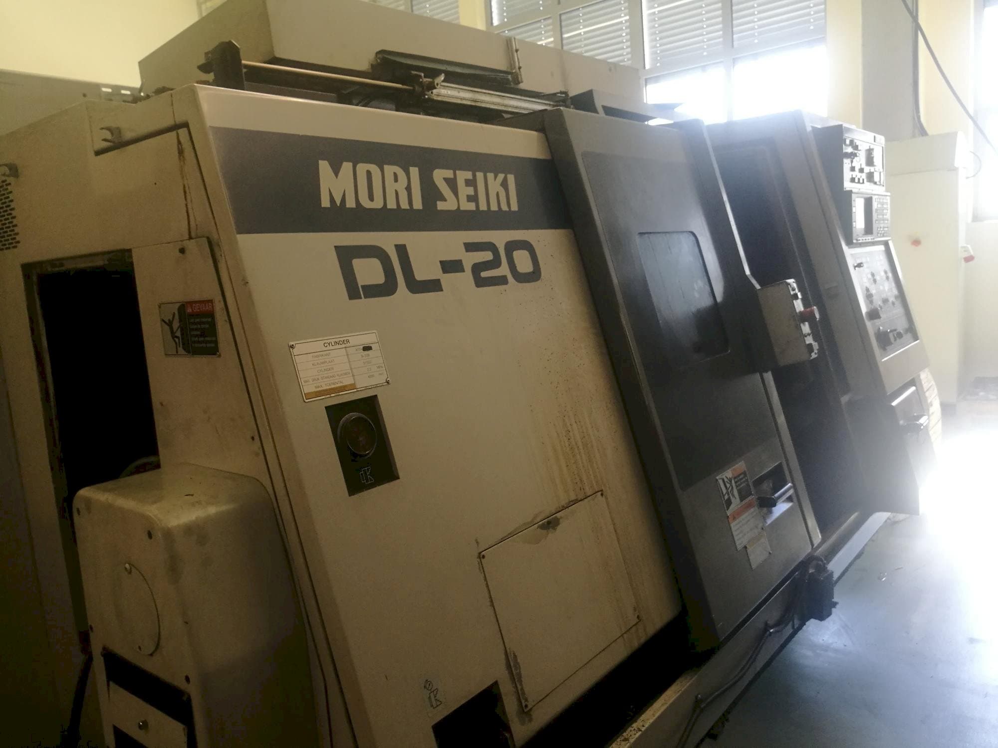 MORI SEIKI DL 20 MC Mašinos vaizdas iš kairės pusės