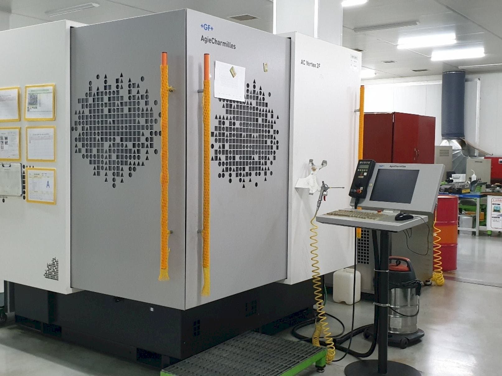 AgieCharmilles AC VERTEX 2F Mašinos vaizdas iš priekio