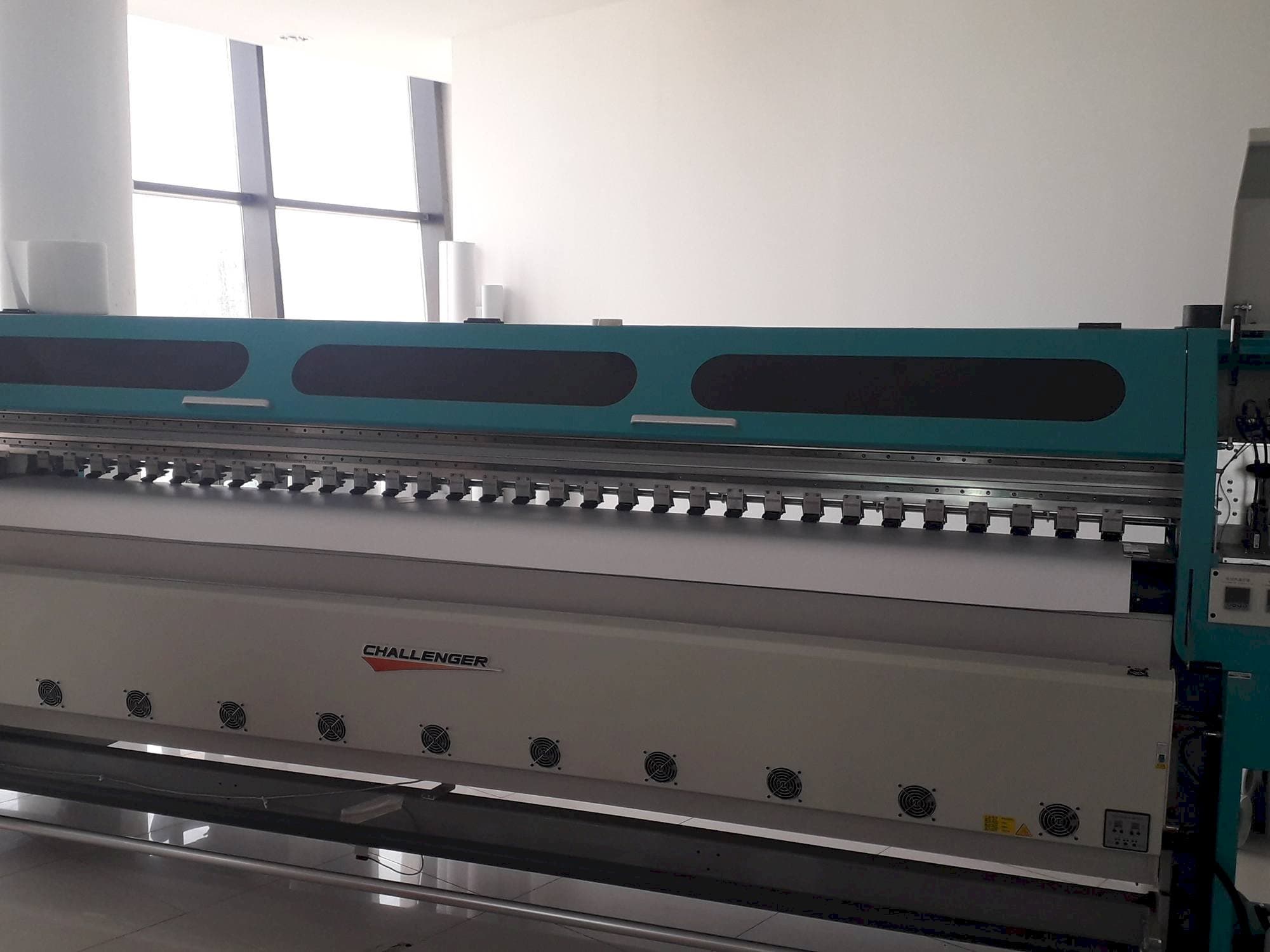 Challenger FY-3200AT Plus-H4 Mašinos vaizdas iš priekio