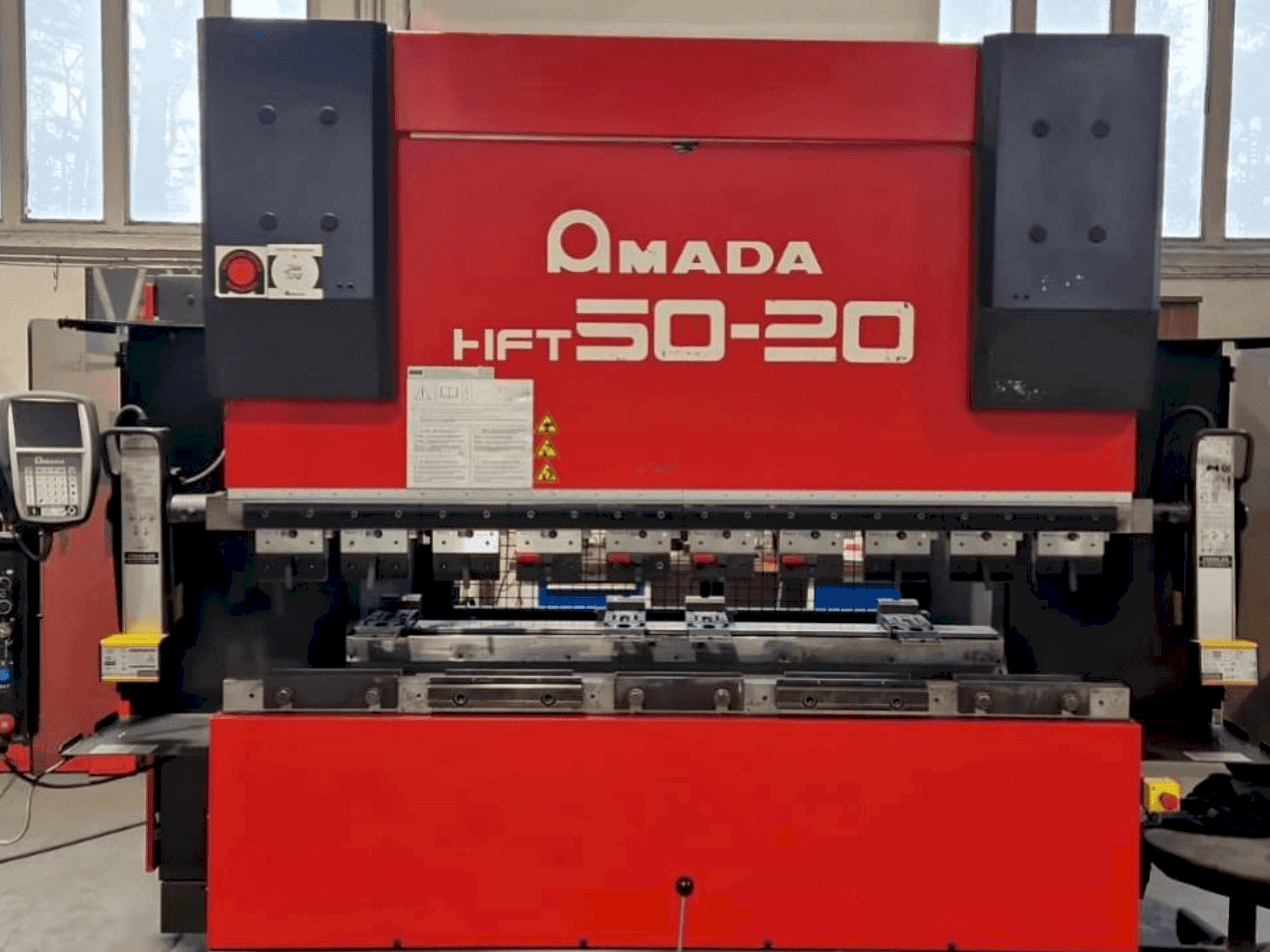 AMADA HFT 50-20 Mašinos vaizdas iš priekio