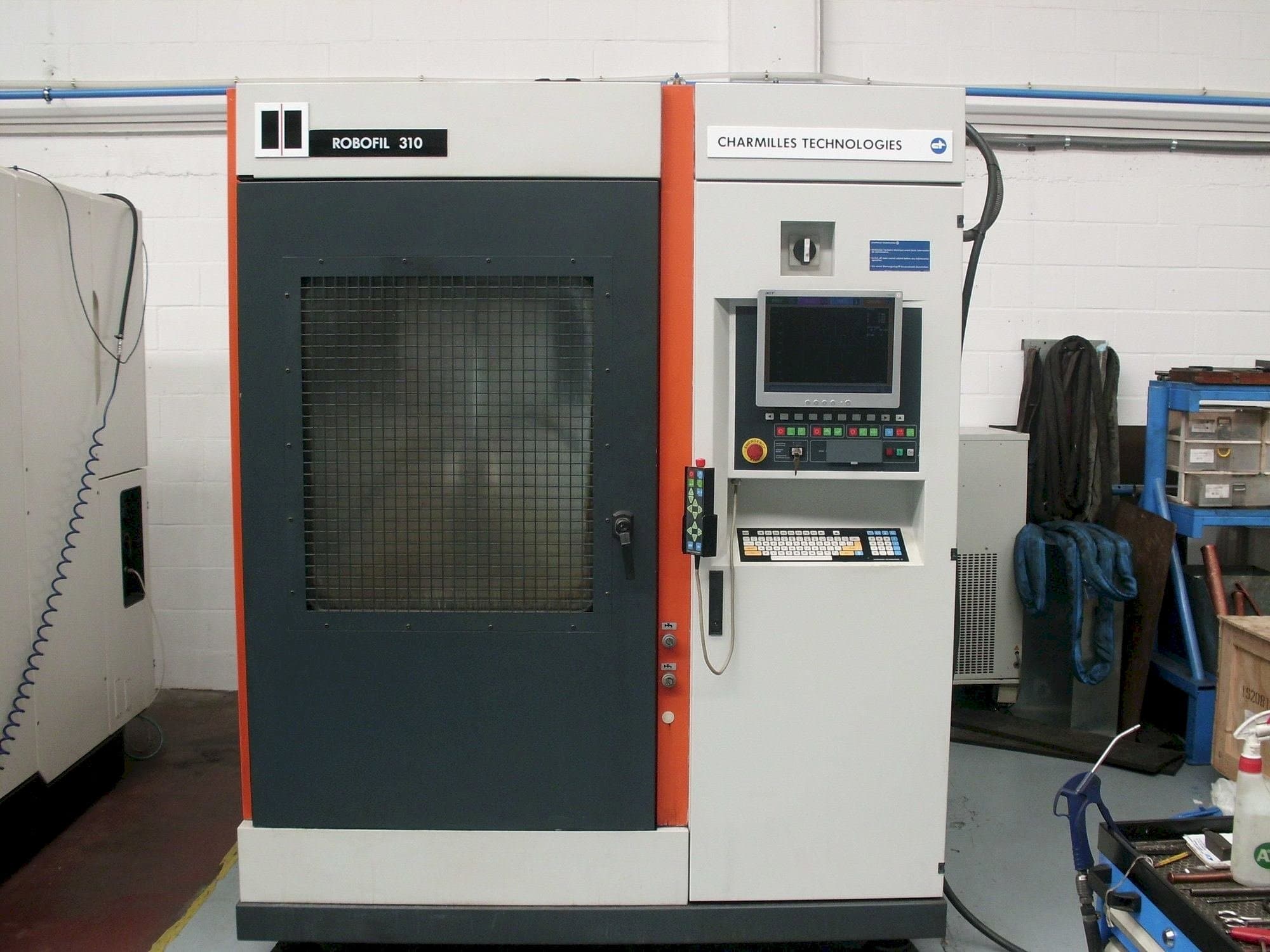 CHARMILLES Robofil 310 Mašinos vaizdas iš priekio
