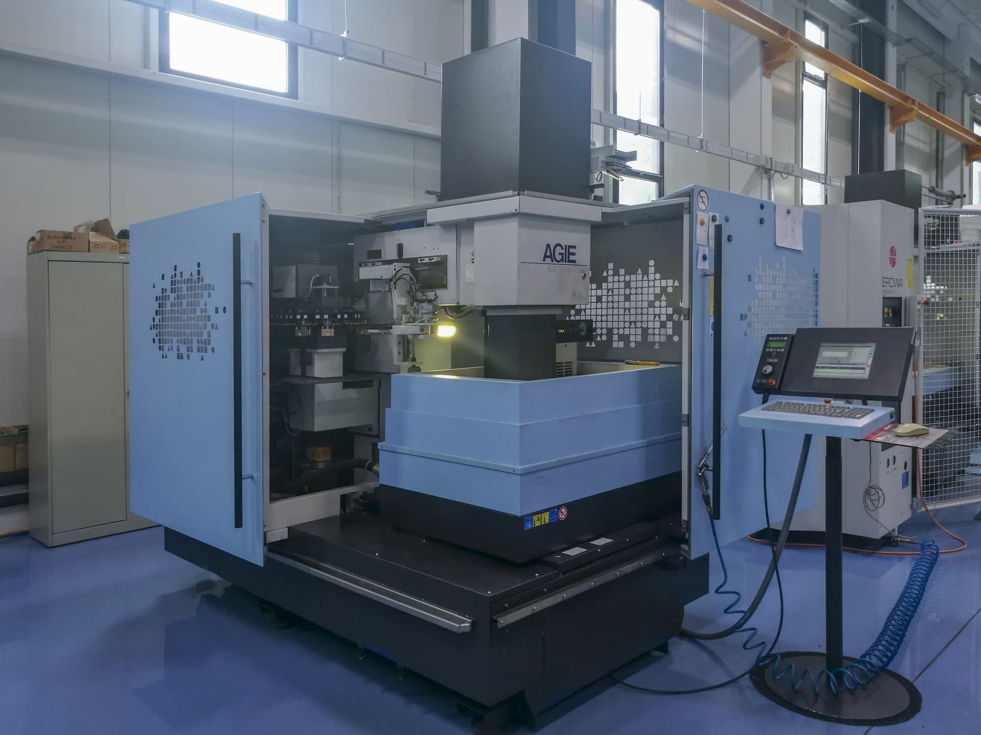 AGIE AGIETRON INNOVATION 2 Mašinos vaizdas iš priekio