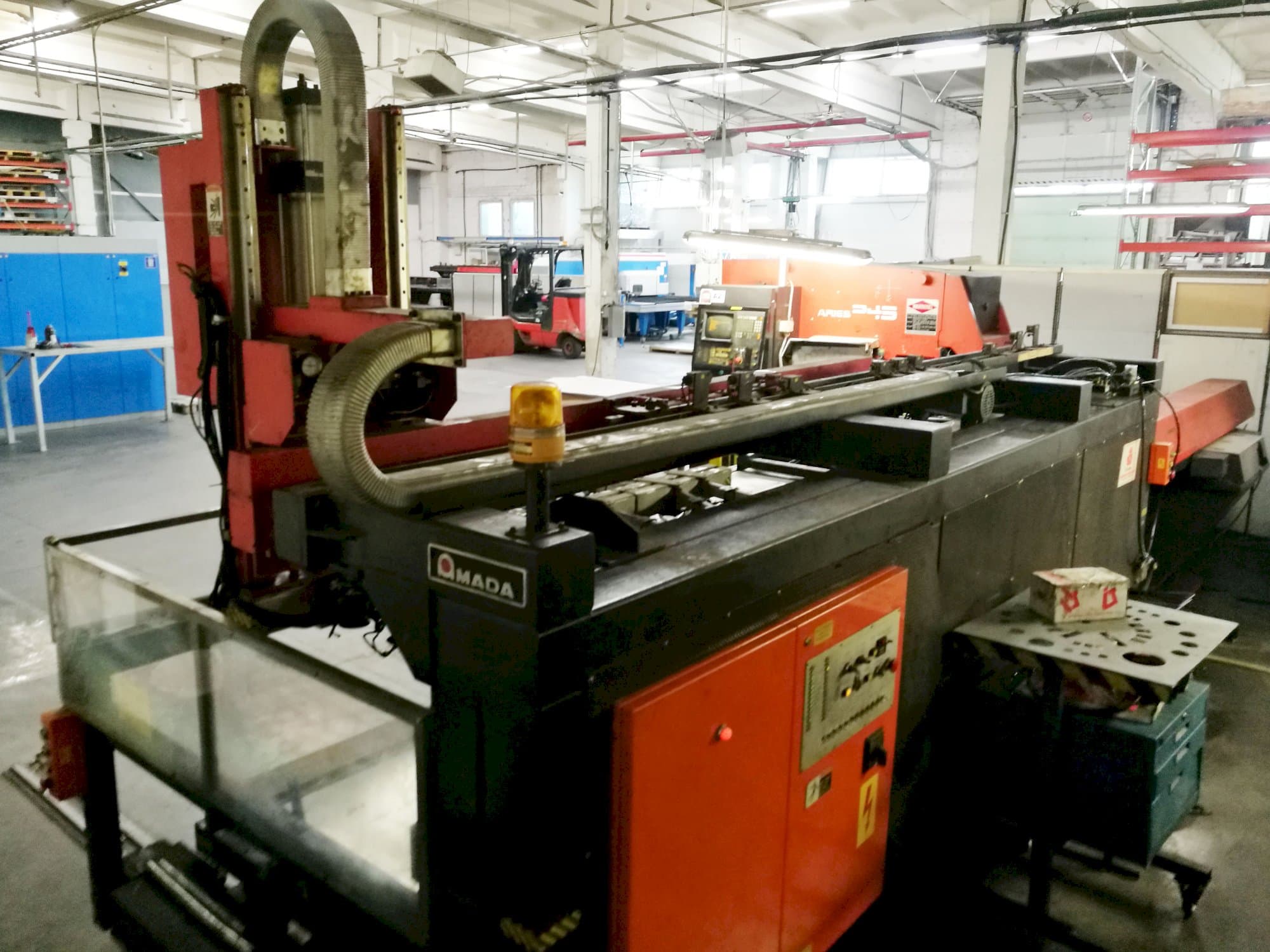 AMADA ARIES 245 Mašinos vaizdas iš kairės pusės