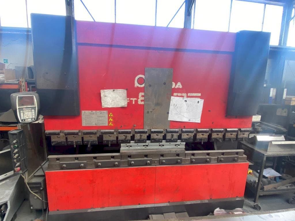 AMADA HFT 80 25 Mašinos vaizdas iš priekio