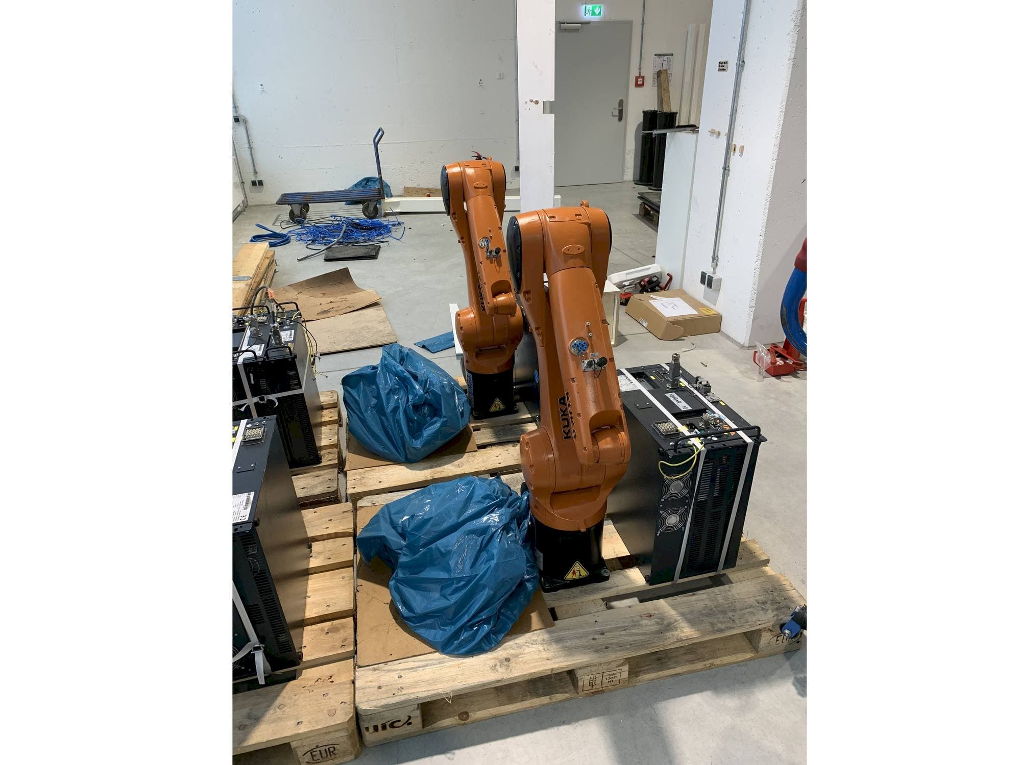 KUKA KR10 R1100 with KR C4 COMPACT Controller Mašinos vaizdas iš priekio