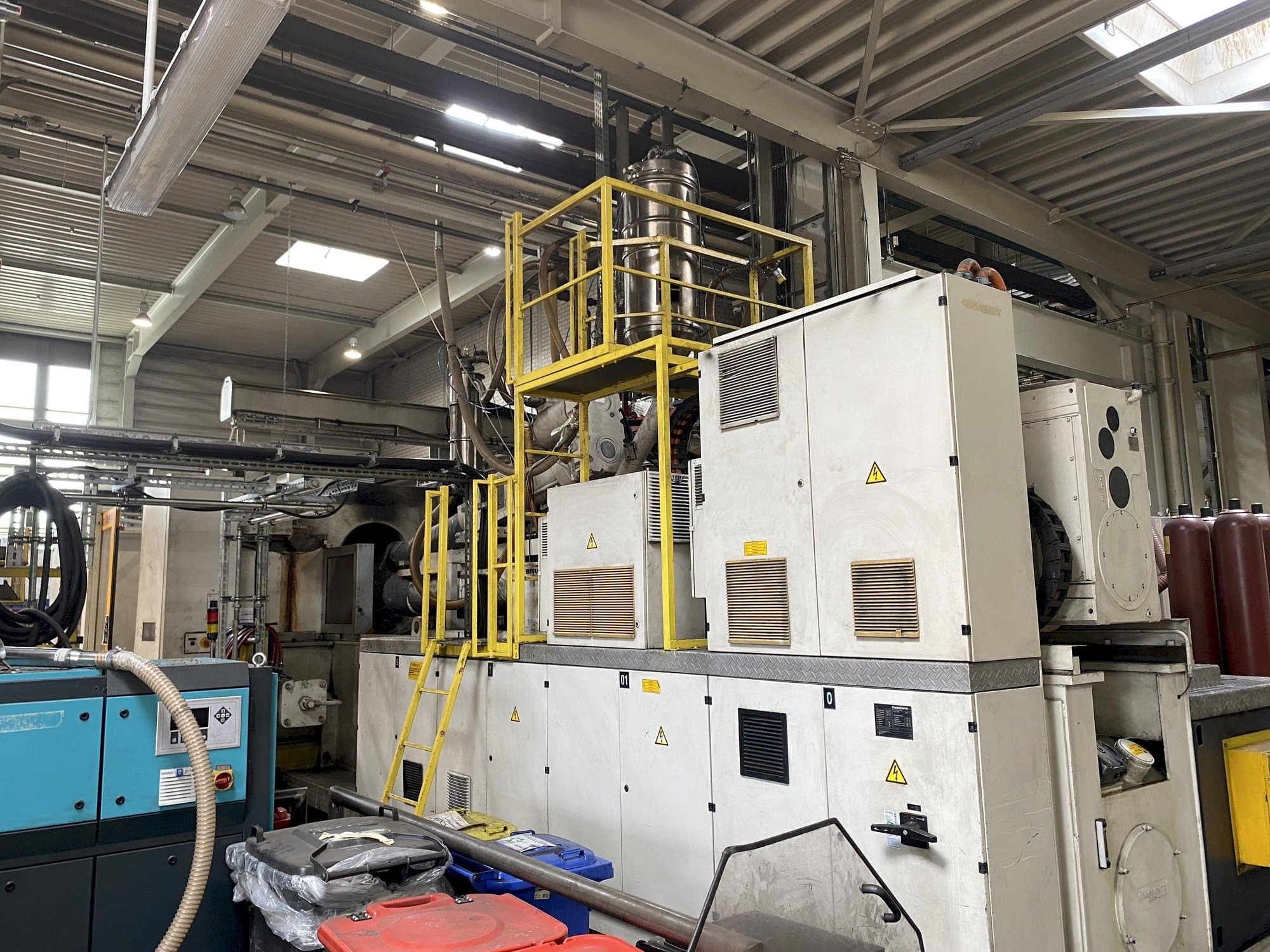 Krauss Maffei 1600-12000-1400 MZ Mašinos vaizdas iš priekio