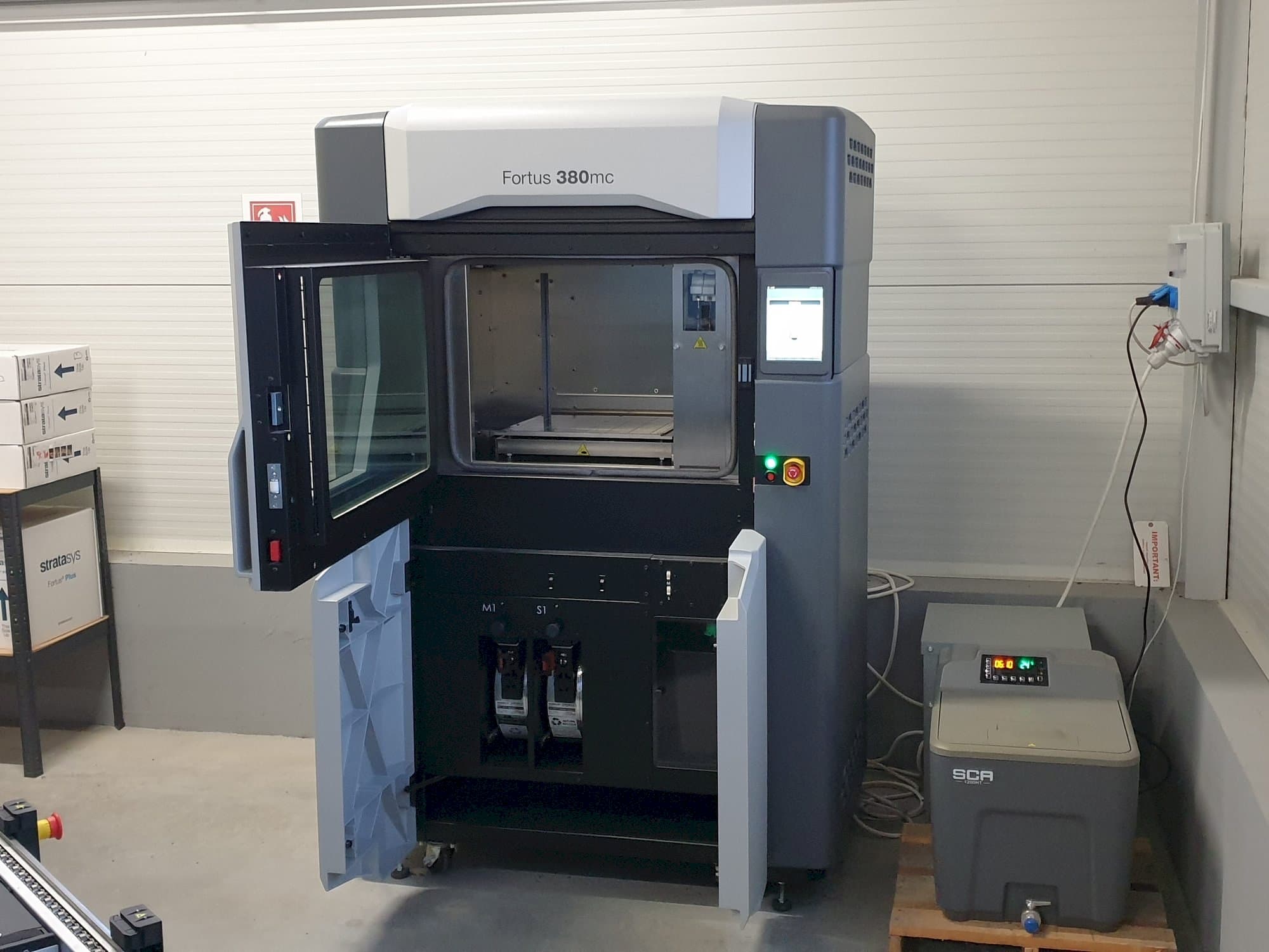 Stratasys Fortus 380mc Mašinos vaizdas iš priekio