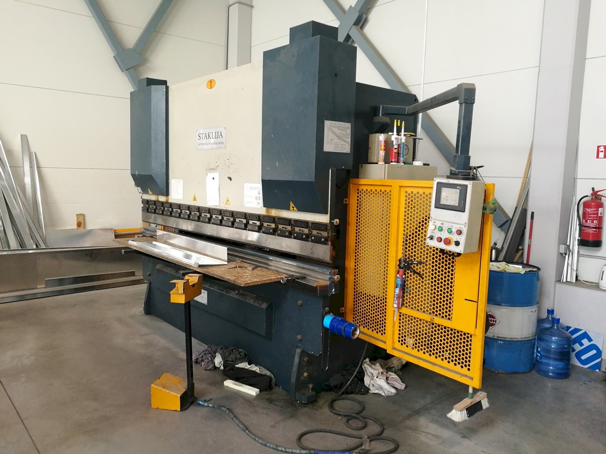 Staklija WC67K-100x3200 Mašinos vaizdas iš priekio