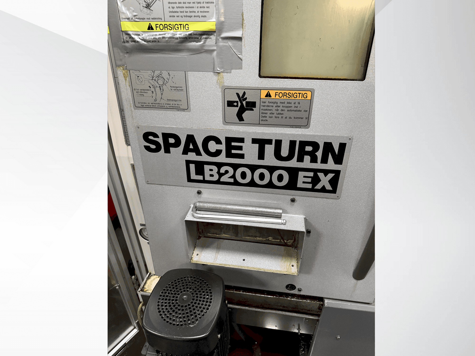 Okuma Space Turn LB2000 EX Mašinos vaizdas iš priekio